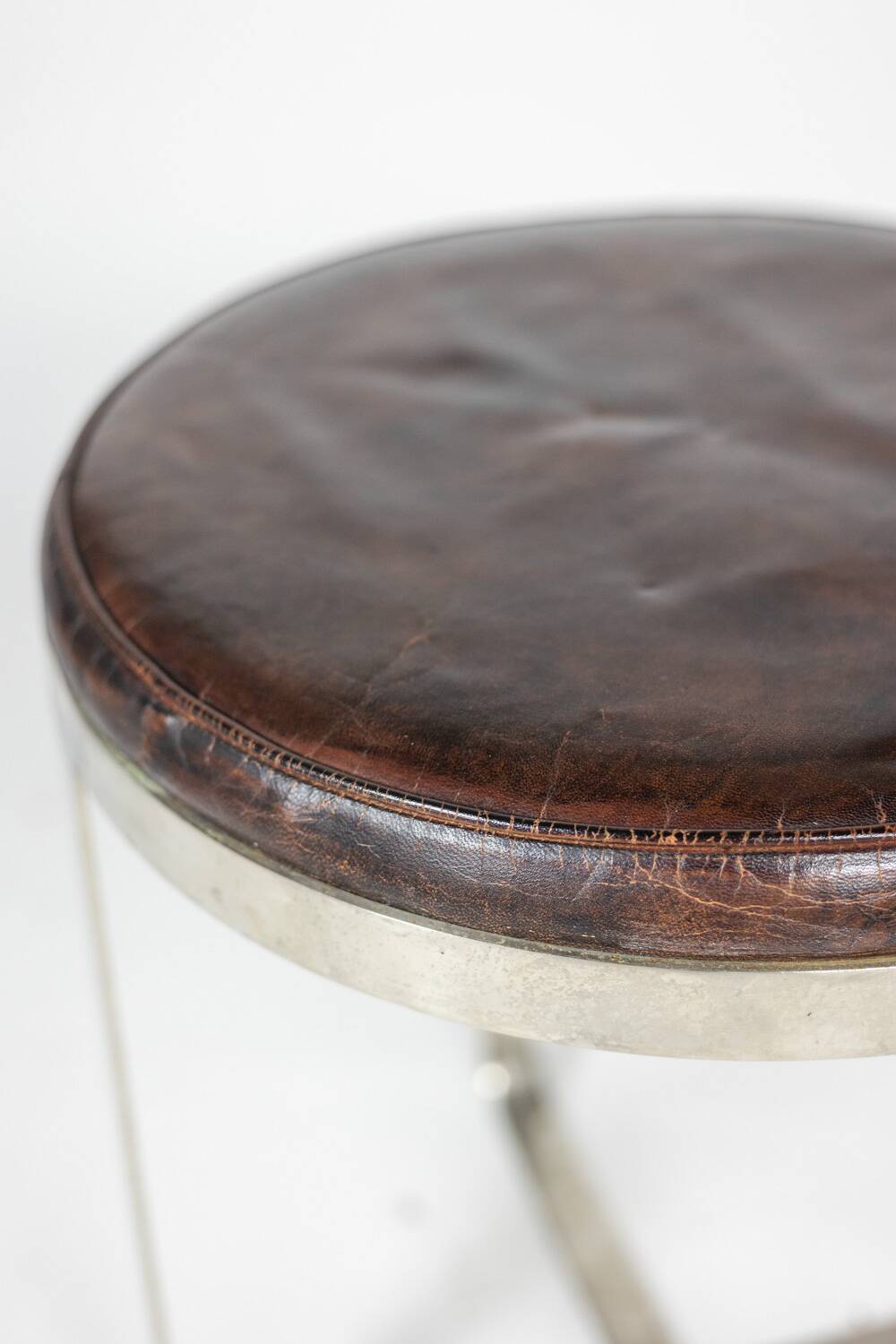 Tabouret rond de style Industriel, en métal et cuir. Années 1970
