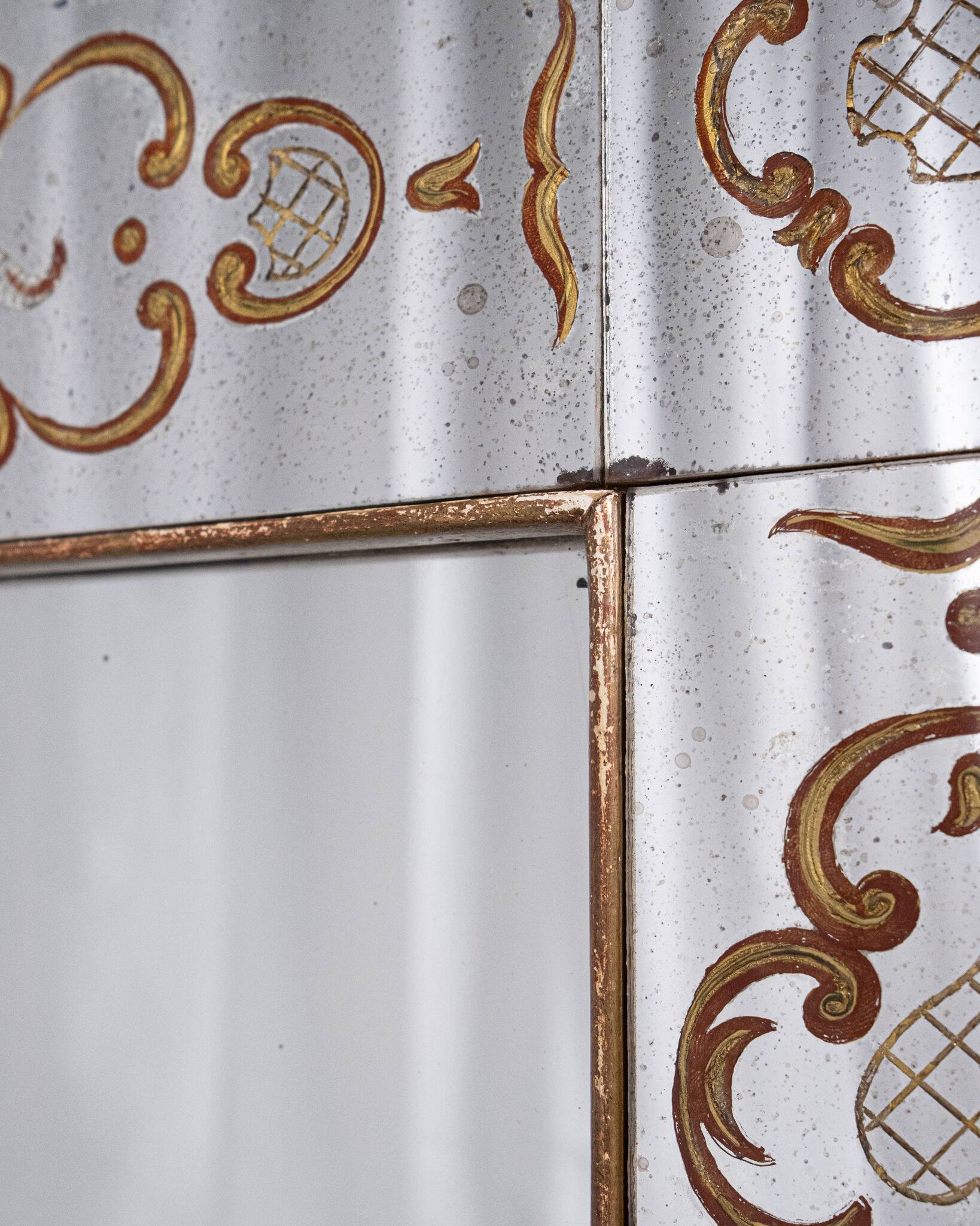 Miroir italien en verre églomisé, à parecloses, début XXe siècle