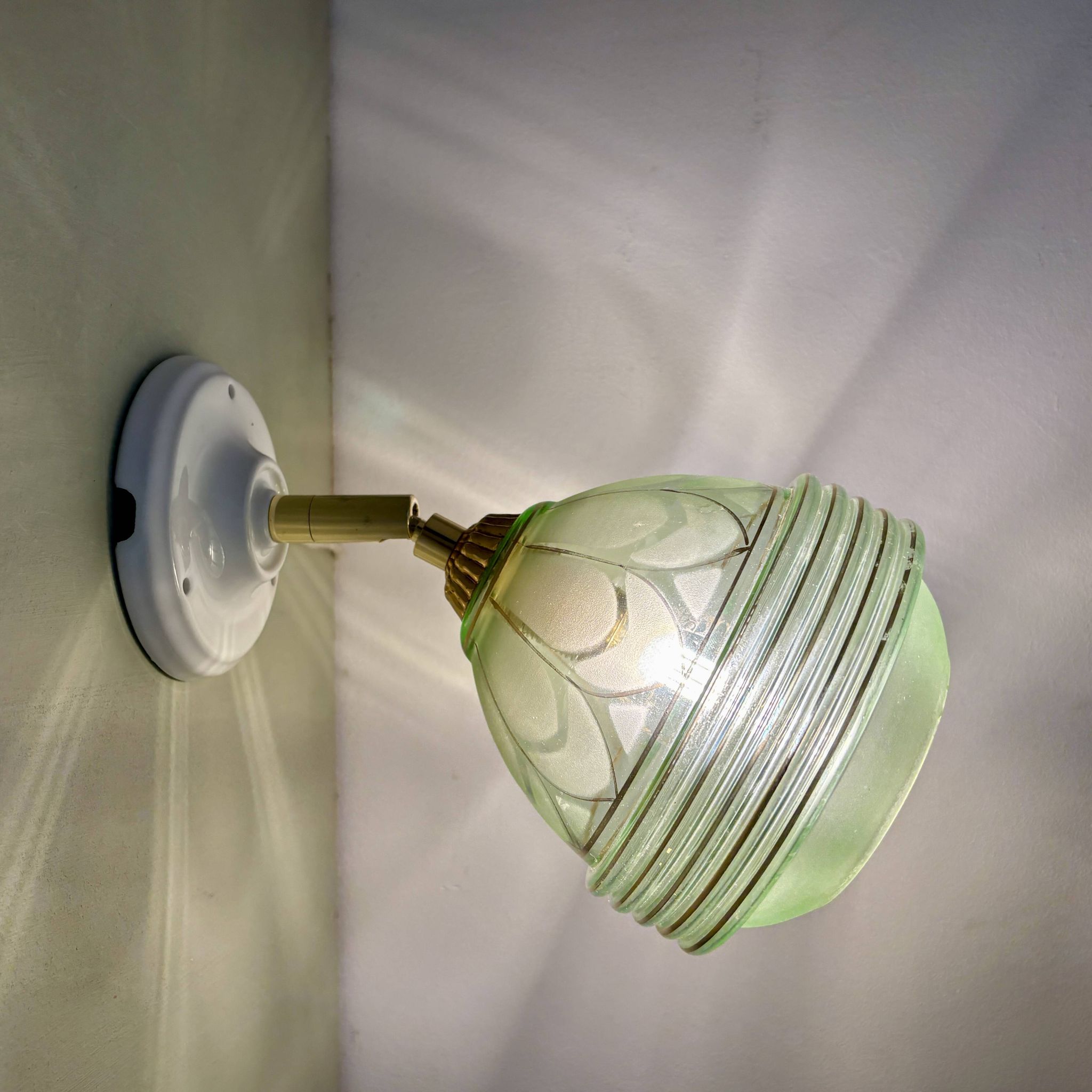 Vintage art deco tulip wall lamp in green and gold glass