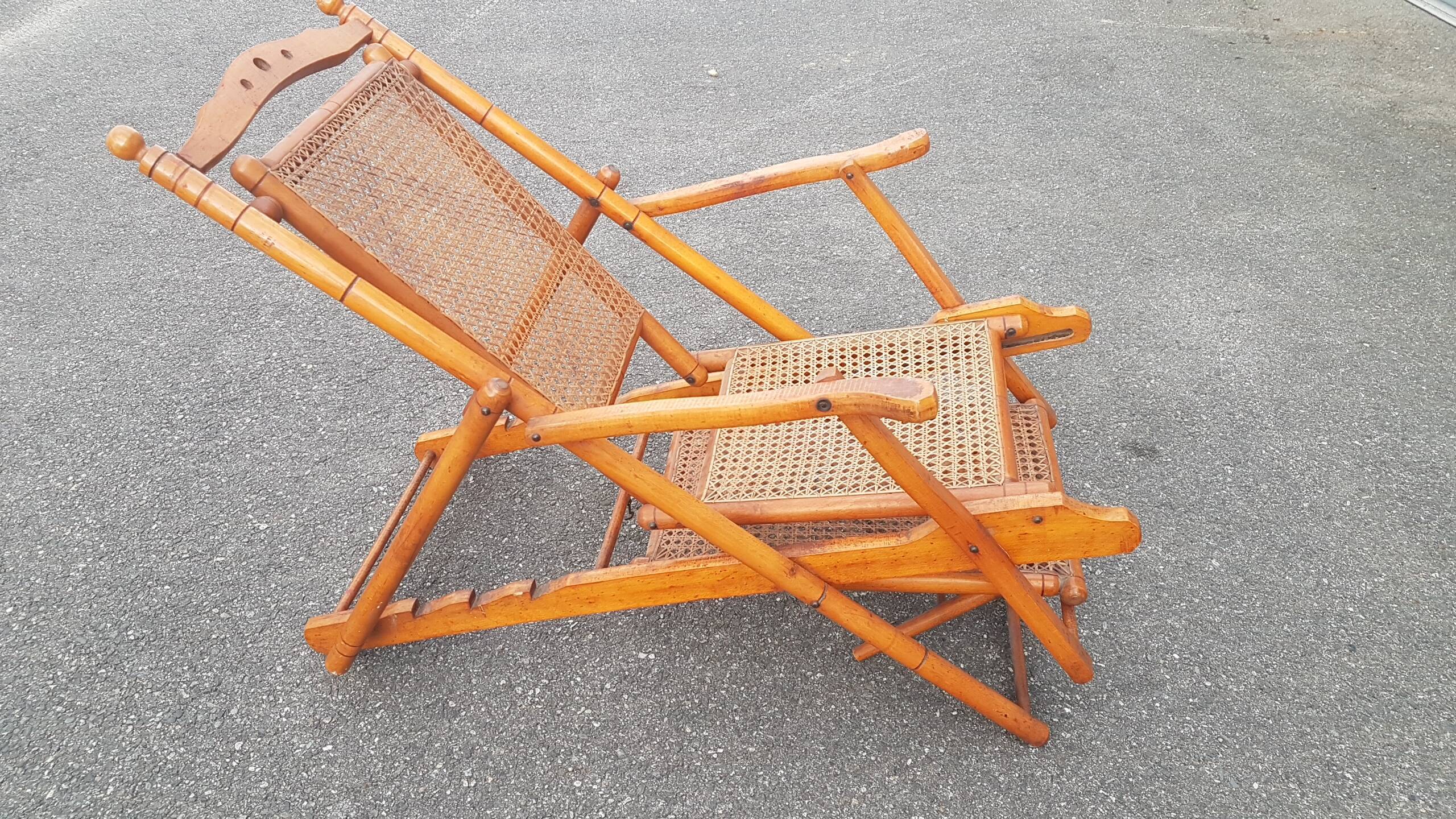 Folding chaise longue 1900 in beech