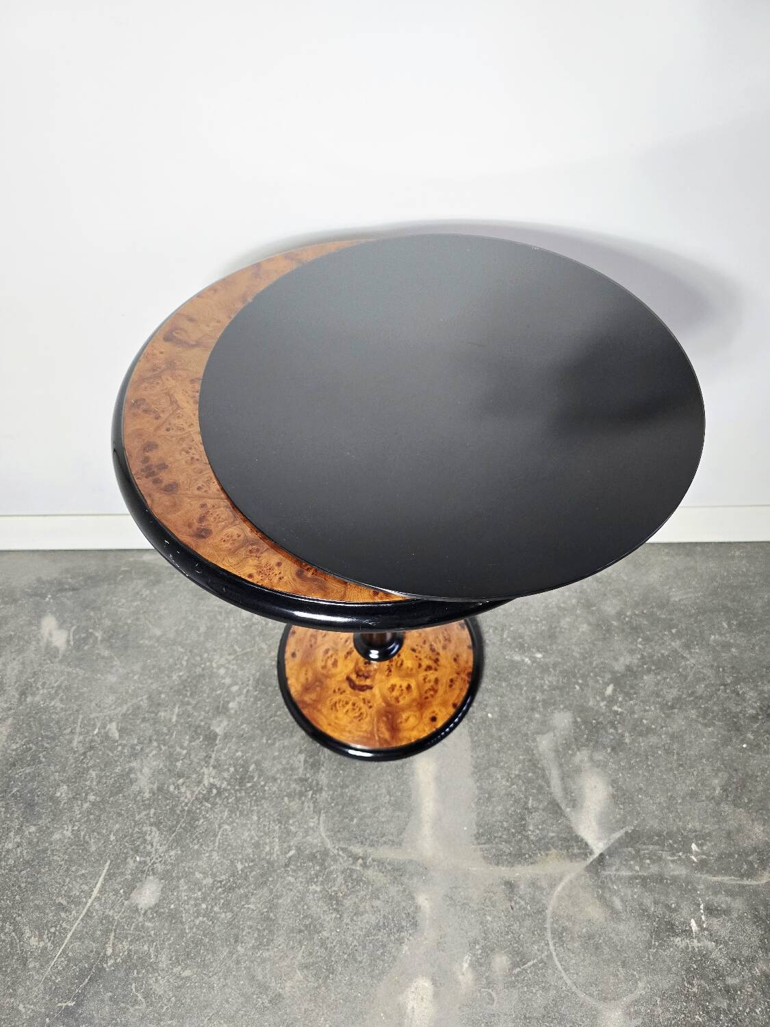 Table d'appoint en noyer et bois ébène de style Art Déco