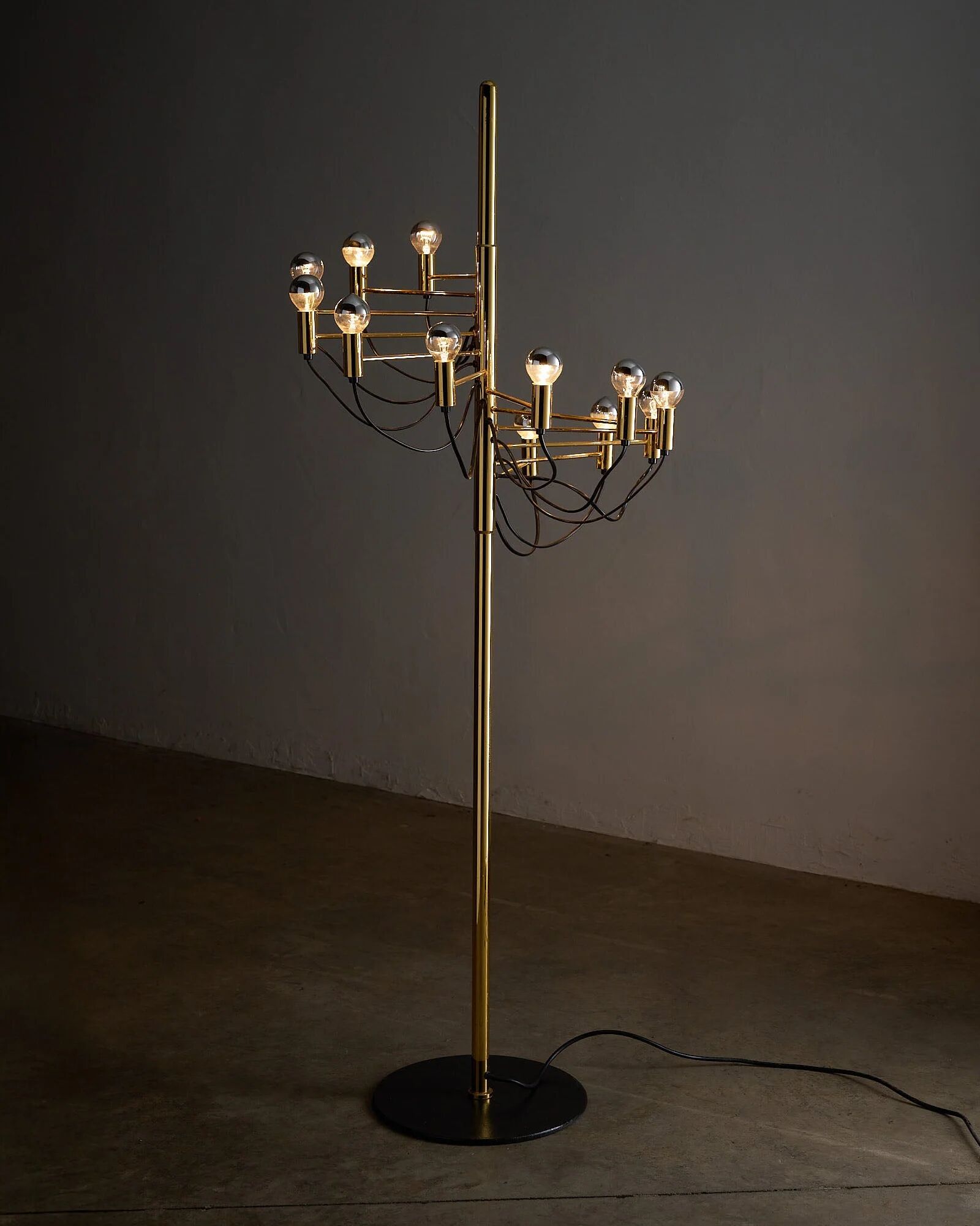 Large sculptural floor lamp executed in the style of Gino Sarfatti