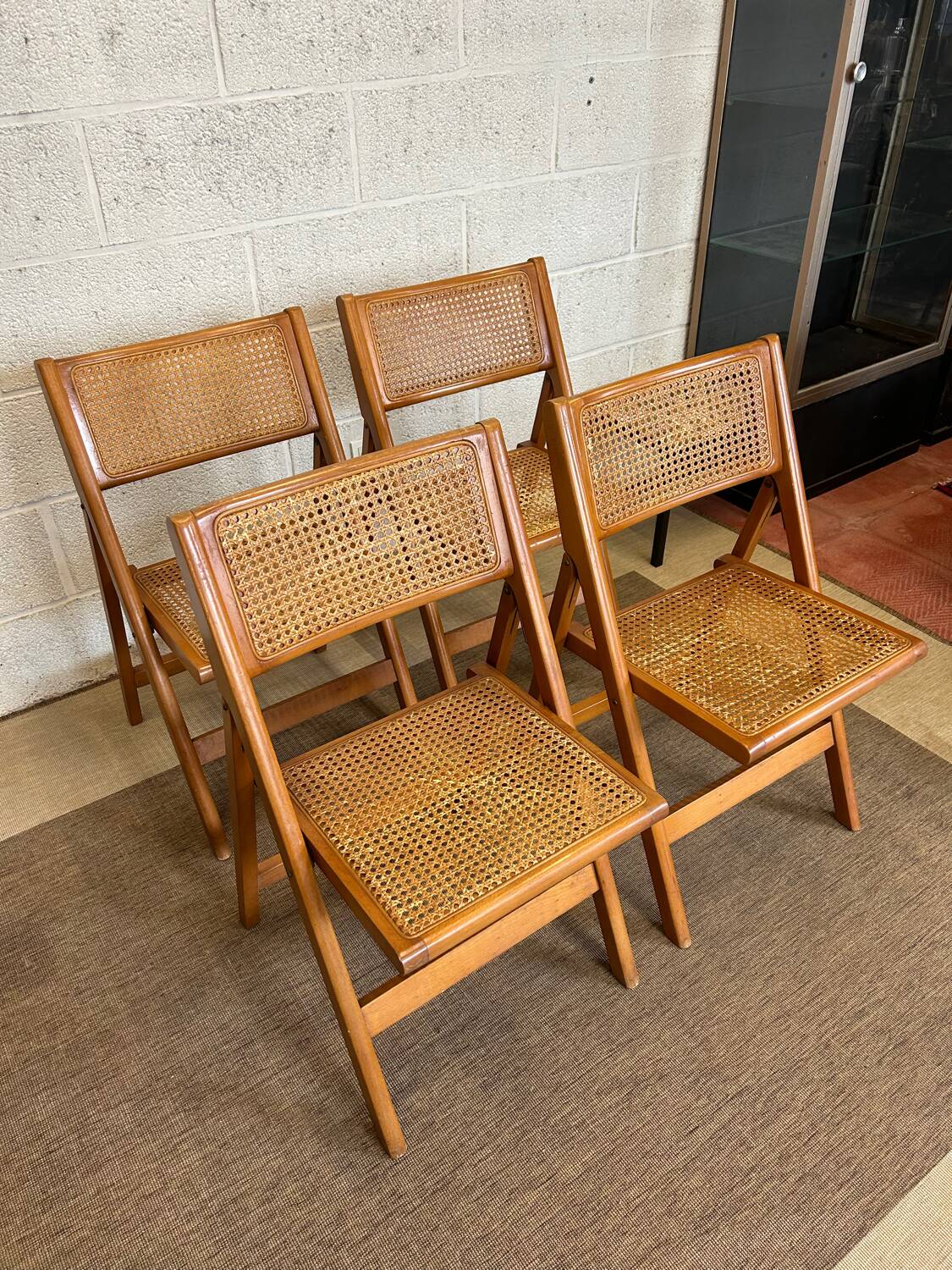 Quatre chaises pliantes cannées 1970