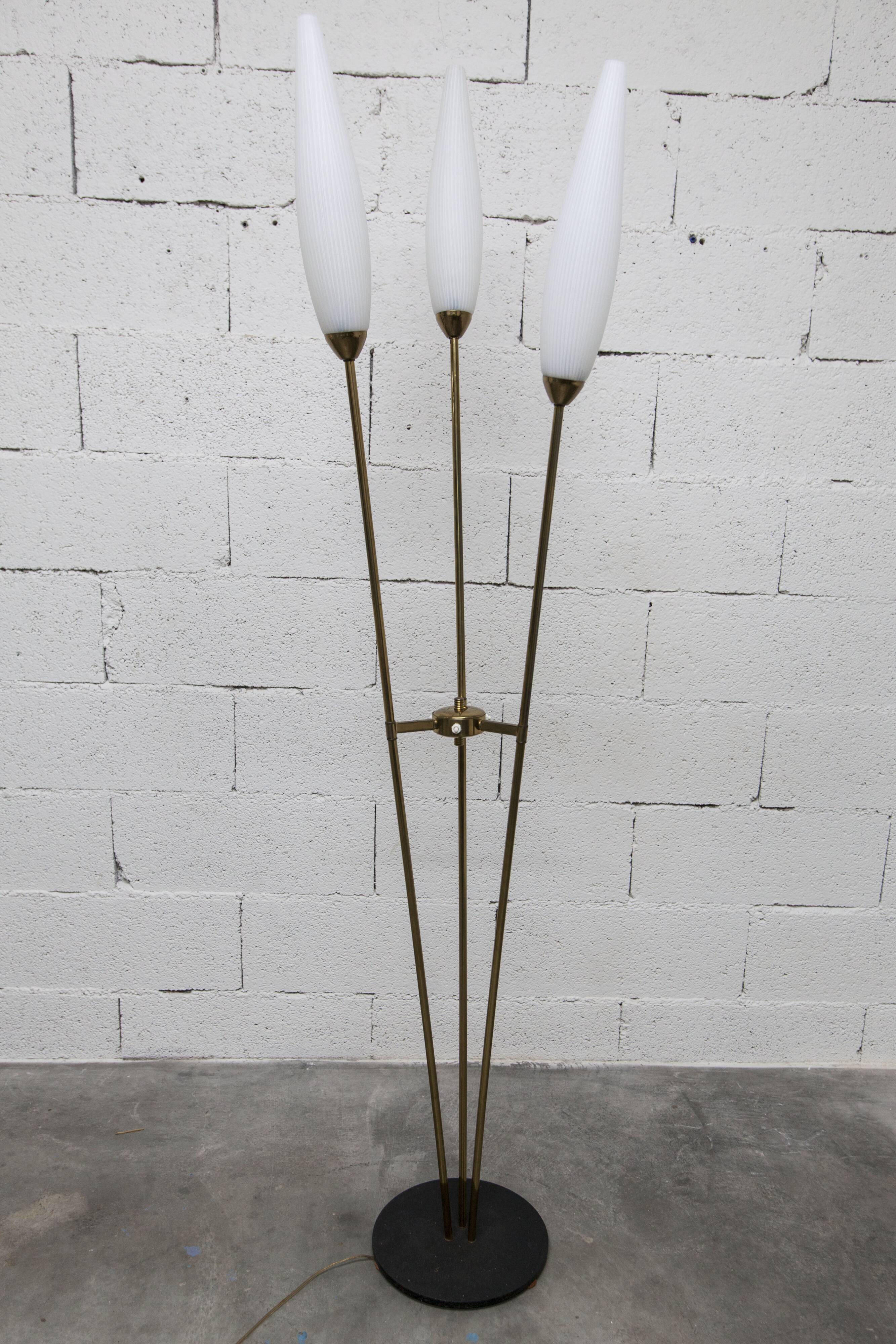 Lampadaire à 3 branches de 1960 laiton doré, fonte et opalines
