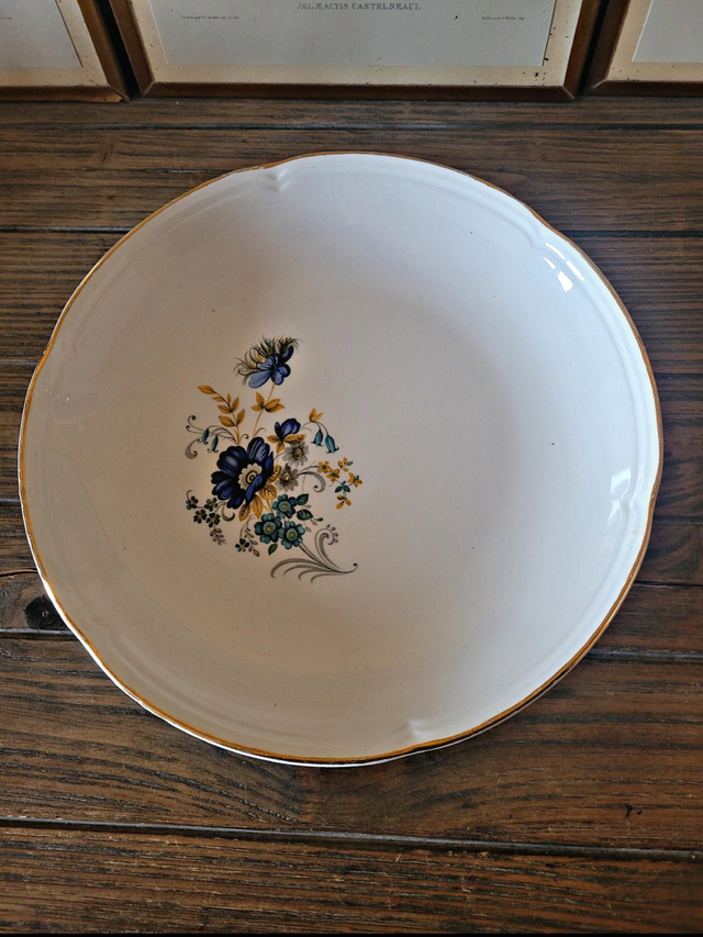 Hollow round plate Moulin des Loups Volubilis, blue flowers and gilding.