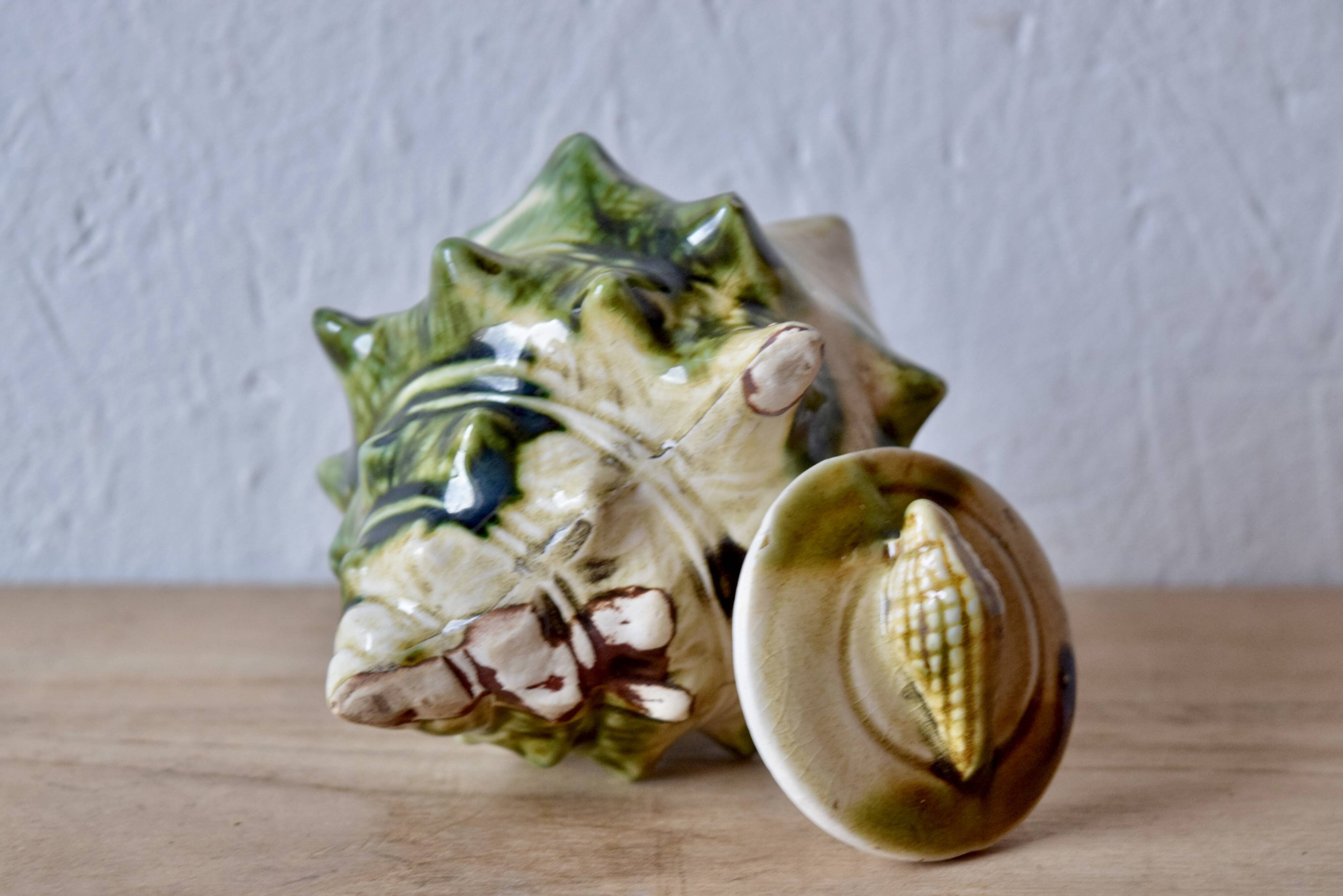 Vintage tea service in glazed ceramic - shape of conchs or shells