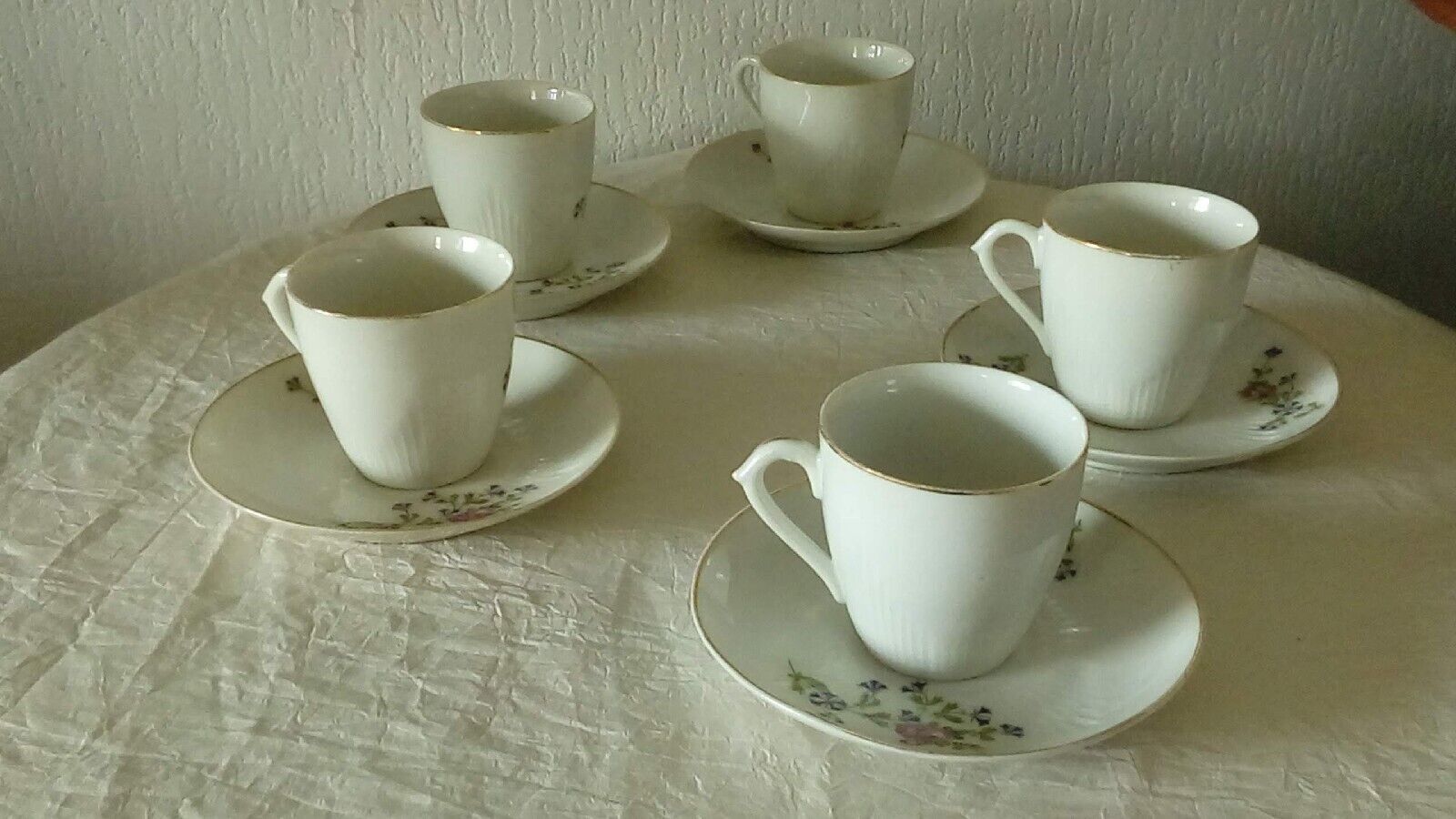 Tasses a cafe en porcelaine decor au barbeau