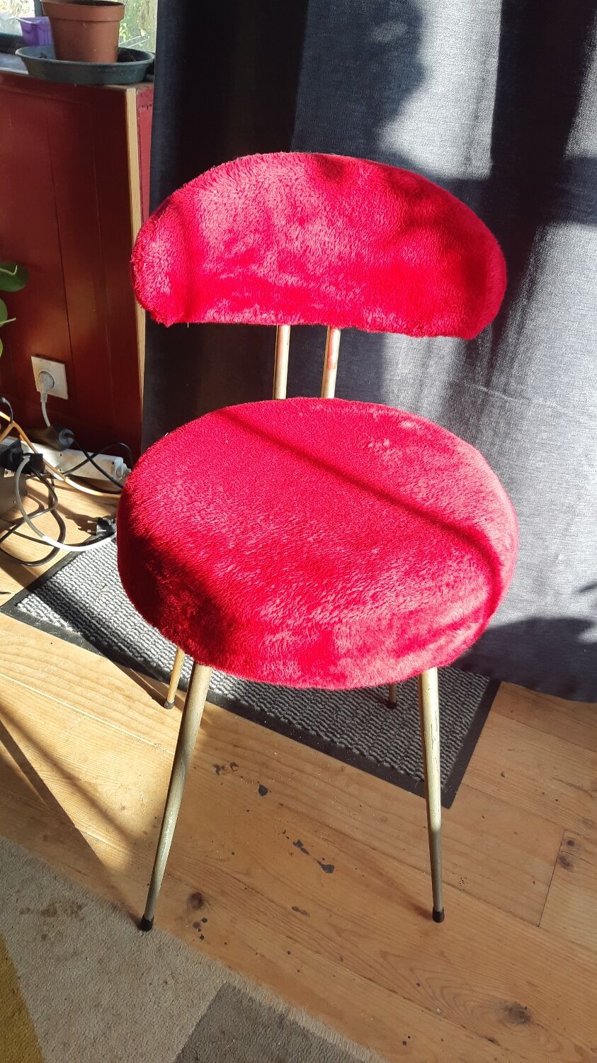 Red moumoute chair