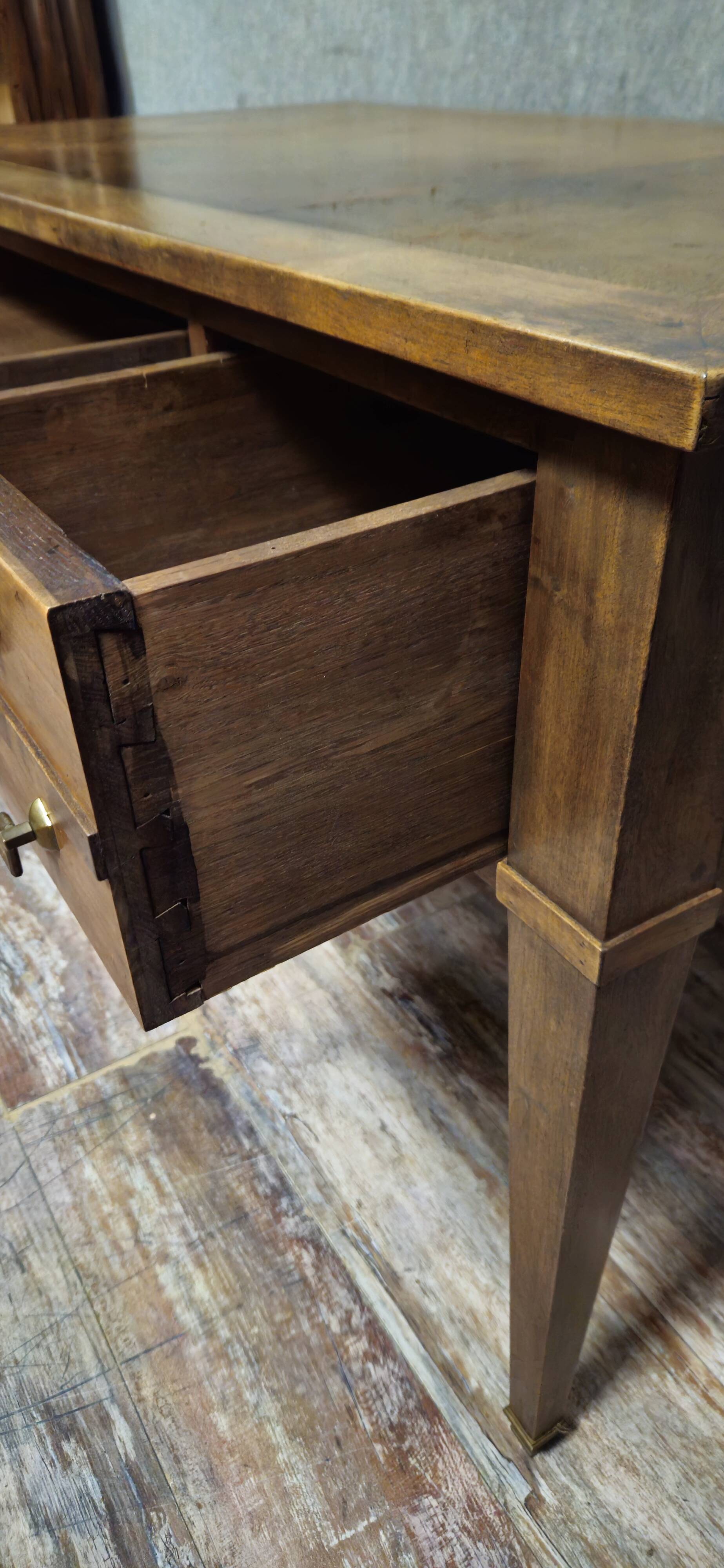 Flat desk from the Directoire period in walnut, 19th century work.