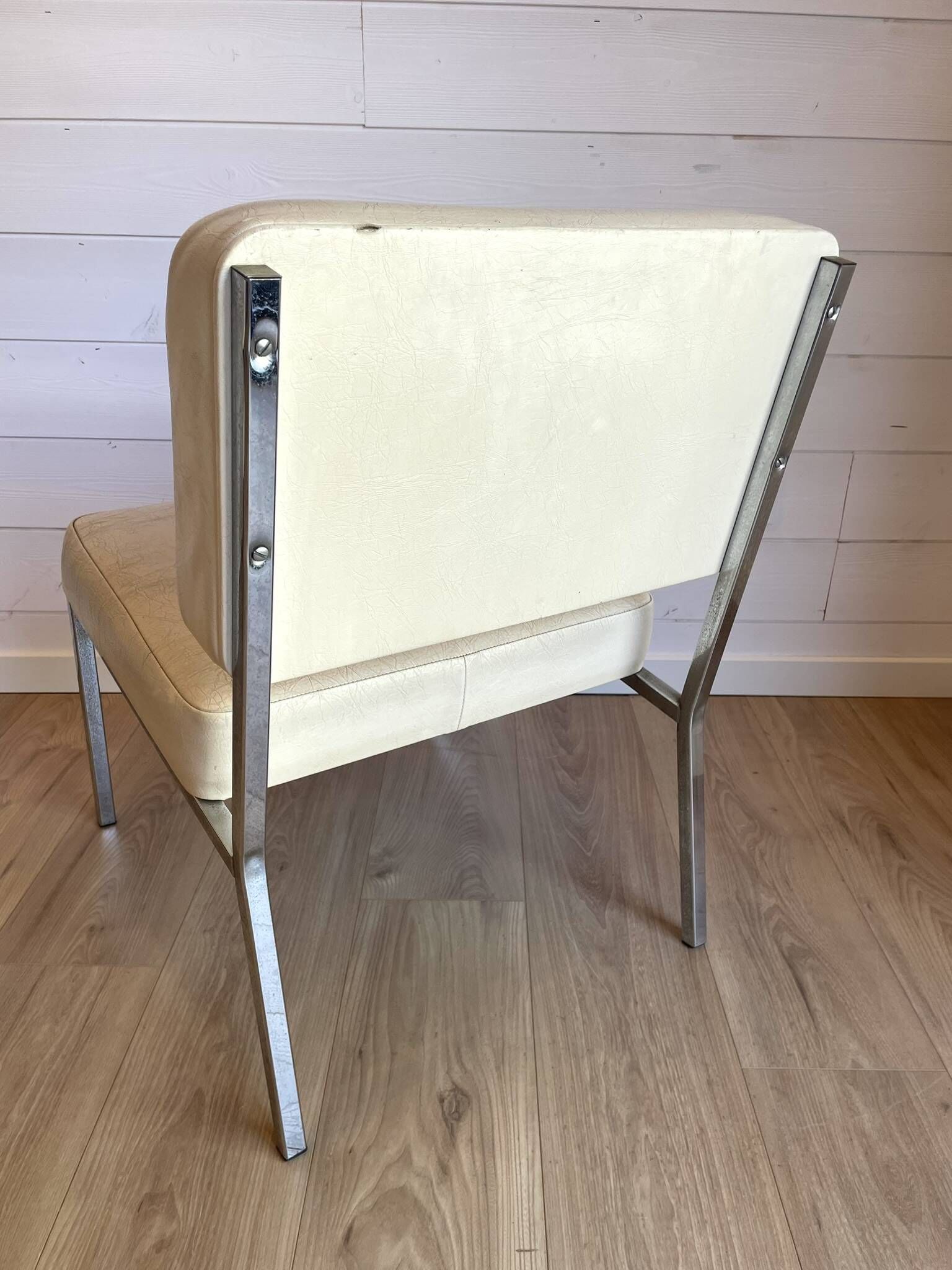 2 vintage chairs in white faux leather and chrome tube - Mid-Century 70s design