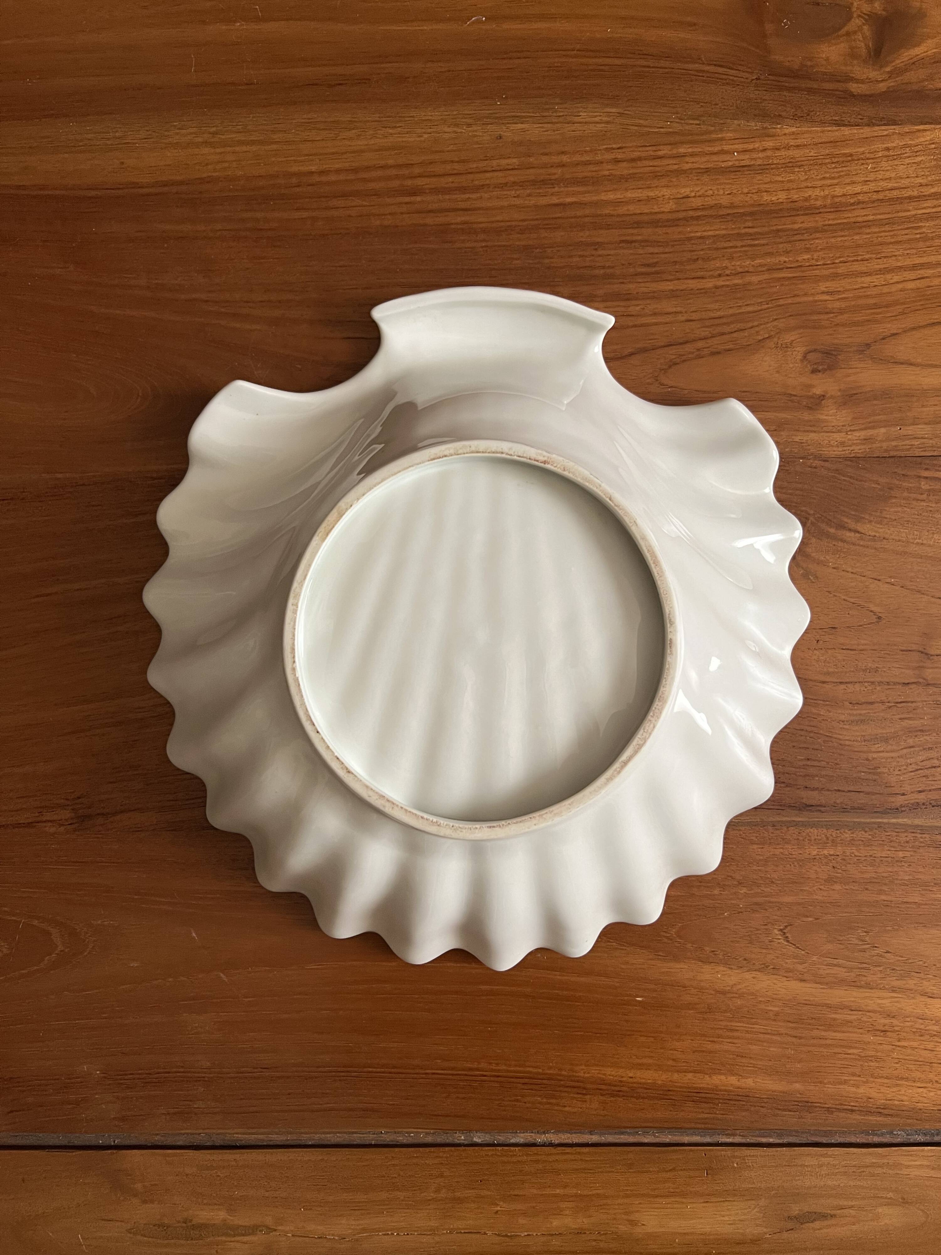 Large shell-shaped dish – white porcelain – Width 31 cm