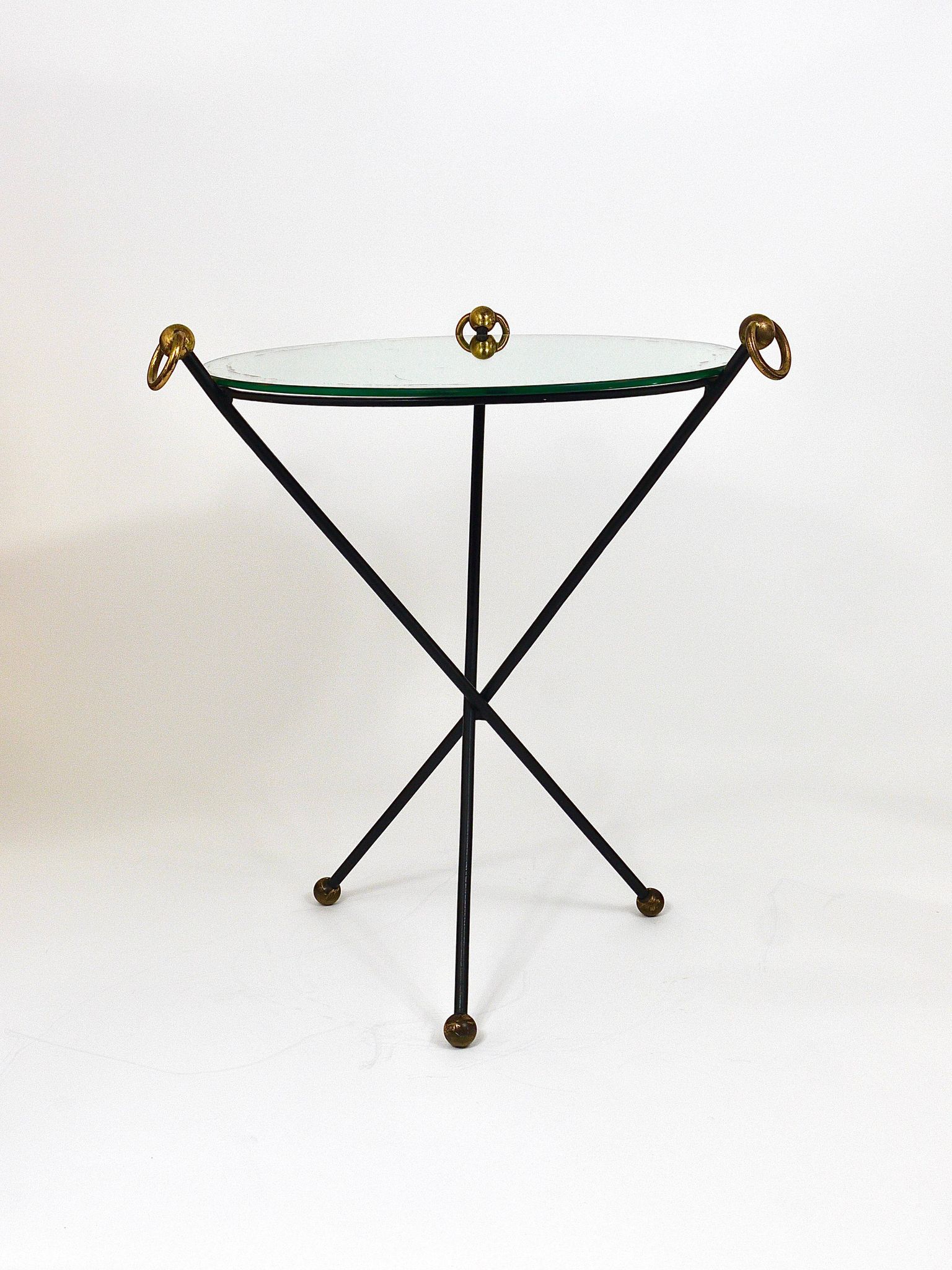 Table d'appoint miroir française milieu du siècle, style Jacques Adnet, laiton, années 1950