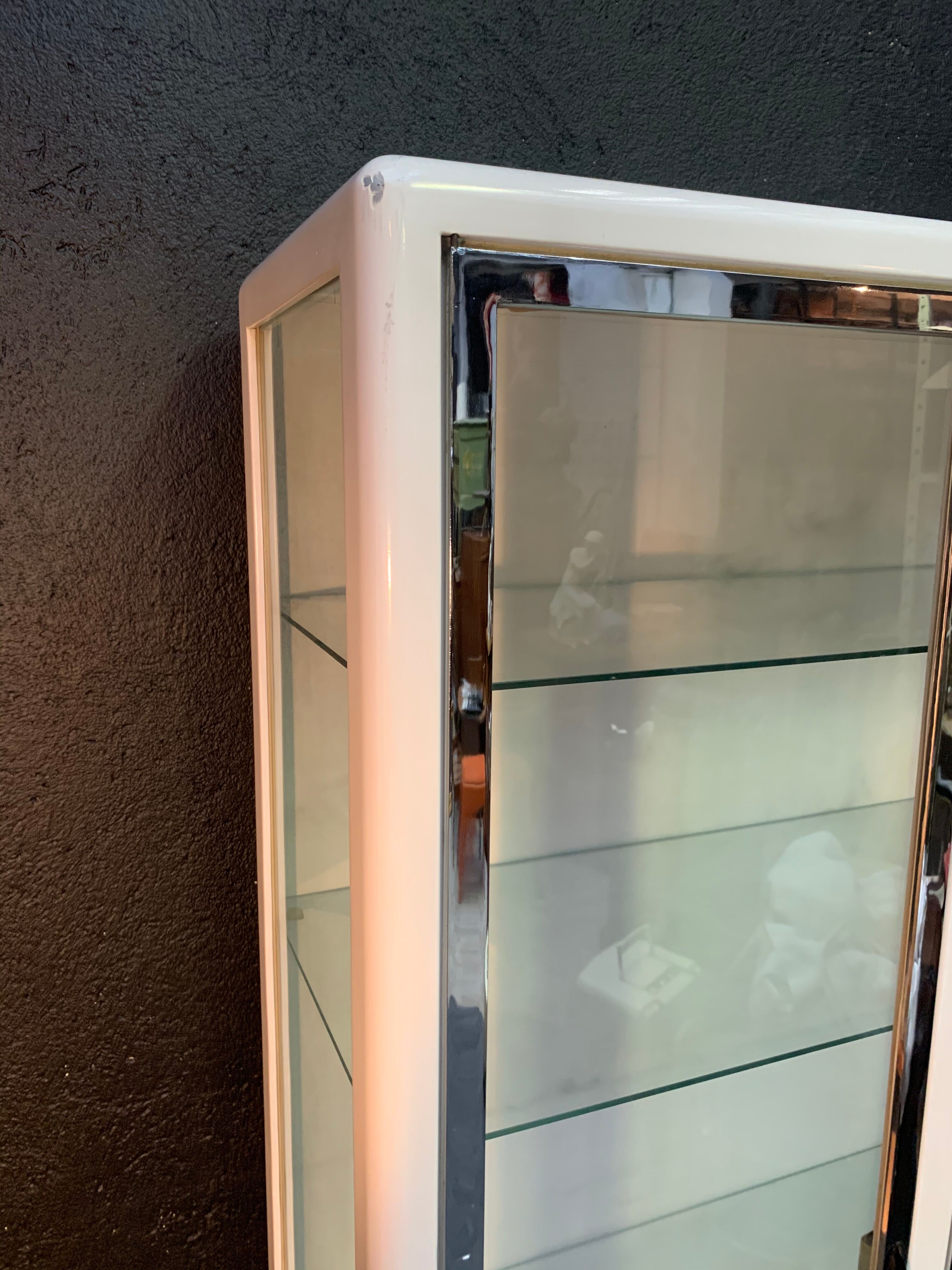 White enamelled metal design showcase. Period 1960