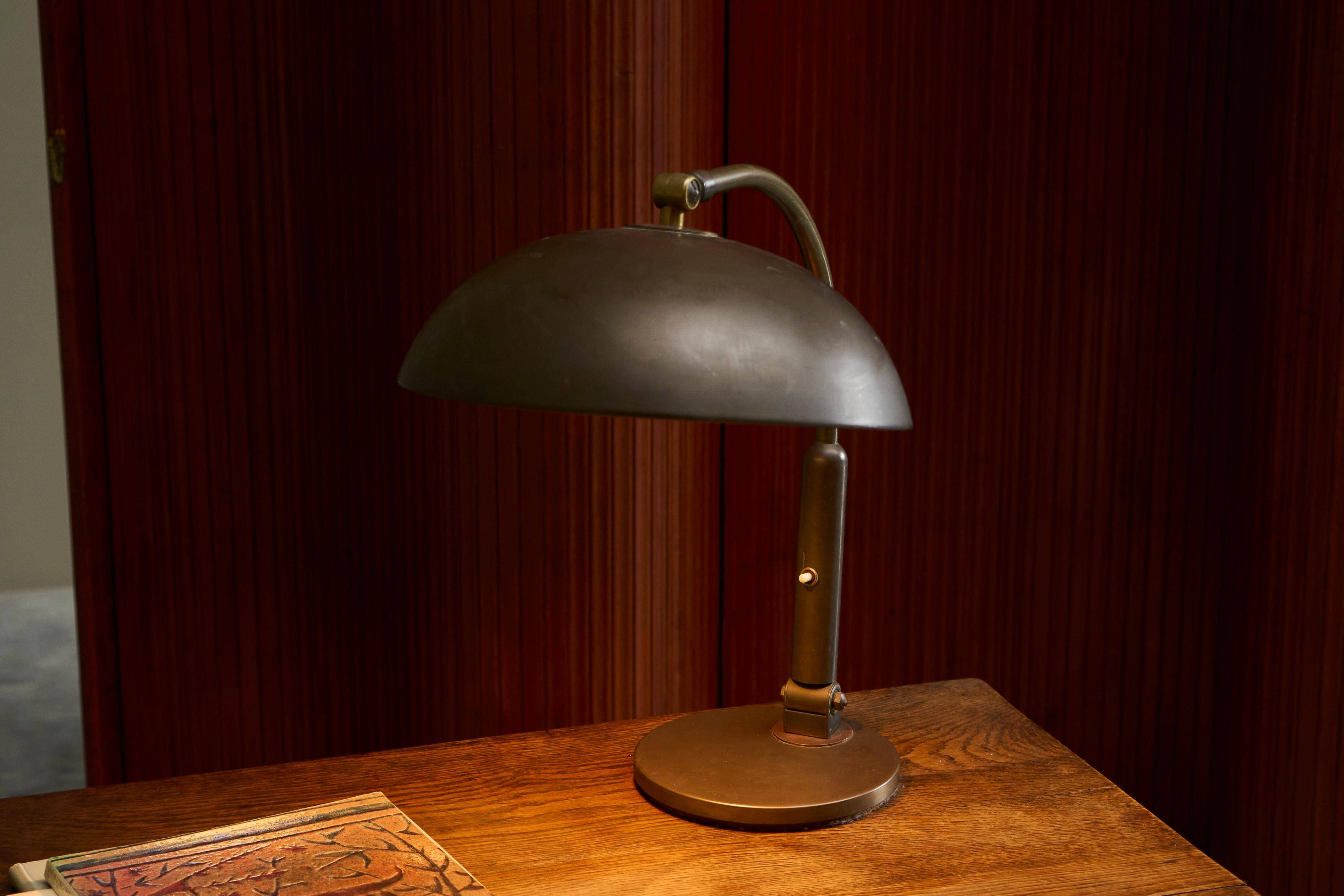 Modernist desk lamp in patinated brass from the 1930s.