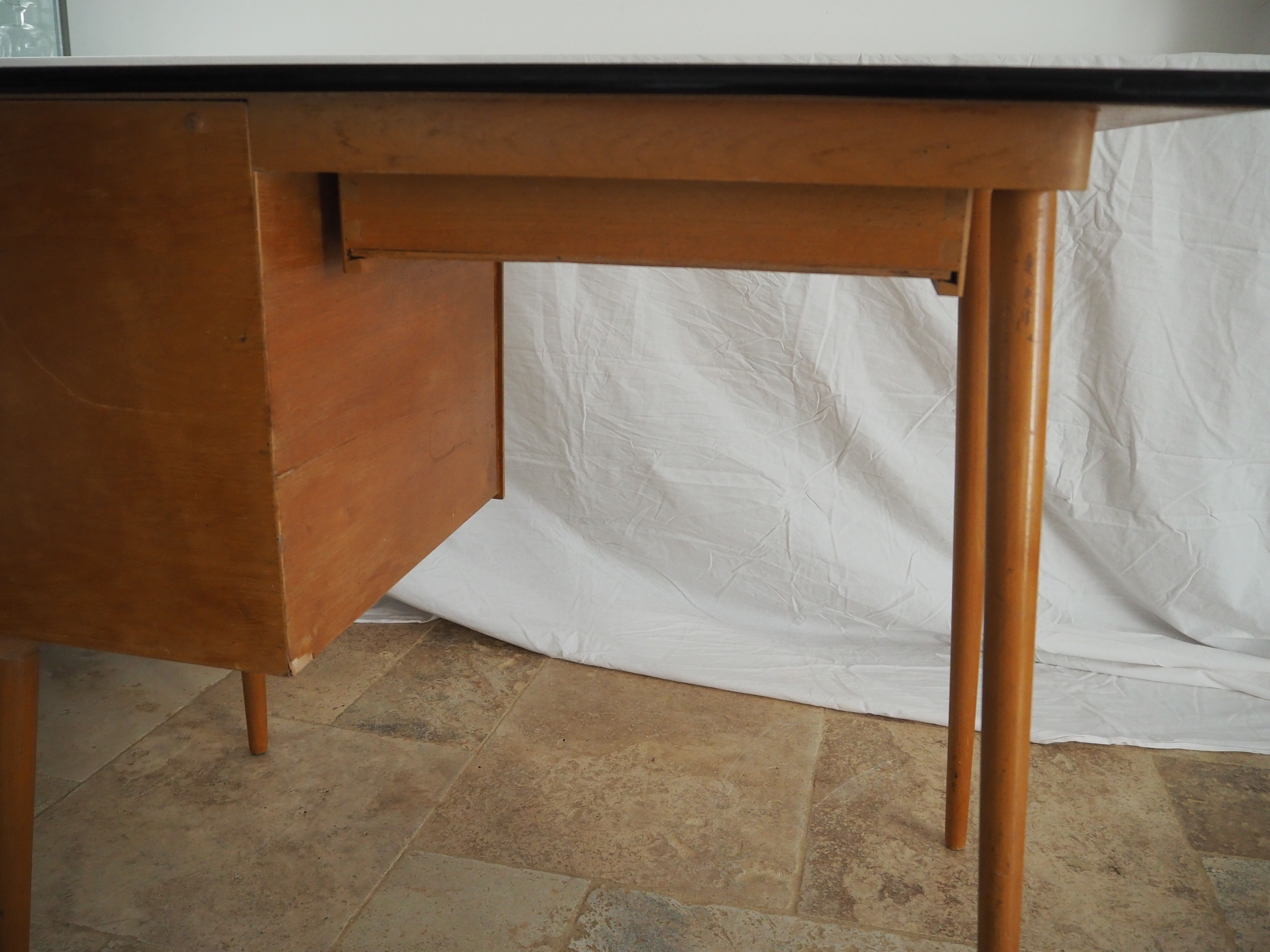 Bureau en bois plateau formica des années 60