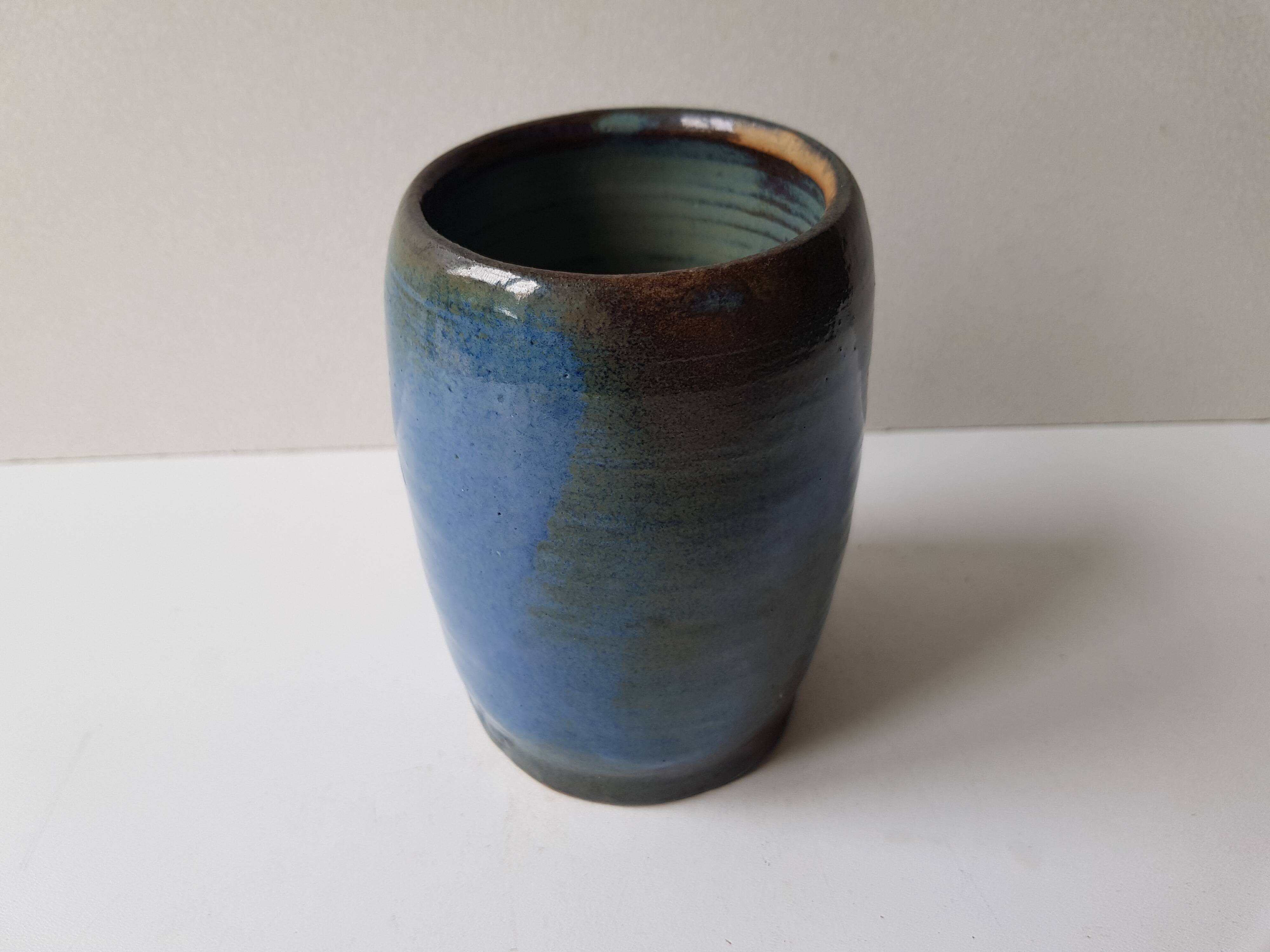 Vase en céramique couleur bleu Cobalt signé EG