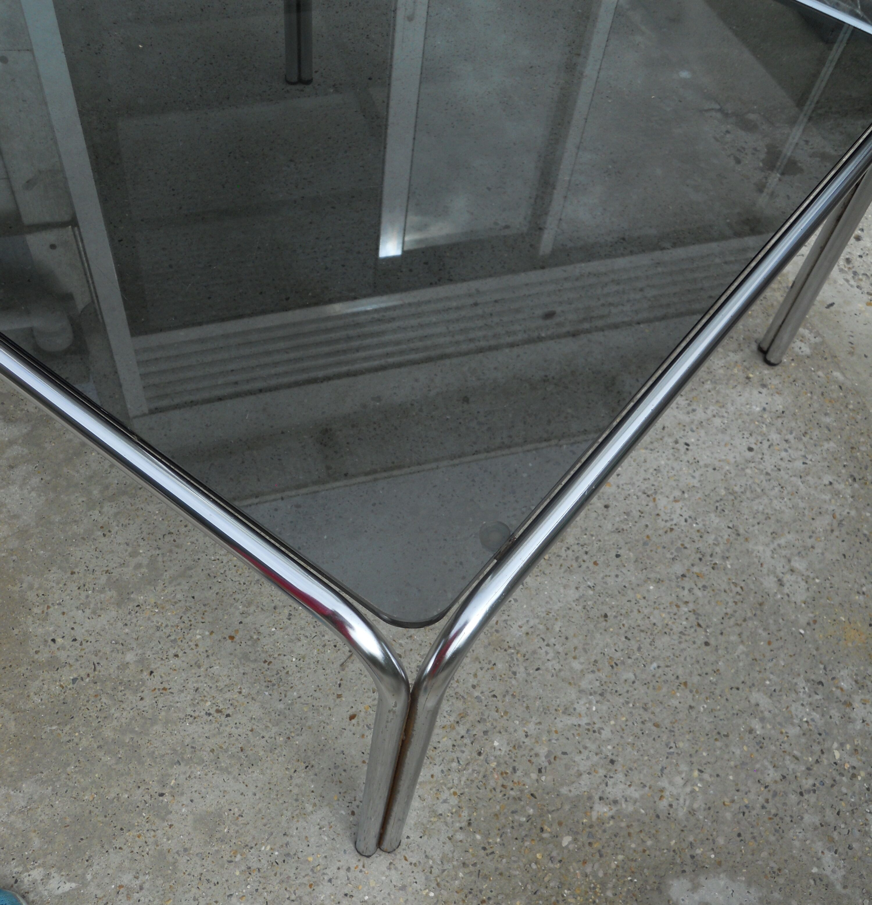 Table basse carrée design metal chrome verre fumé