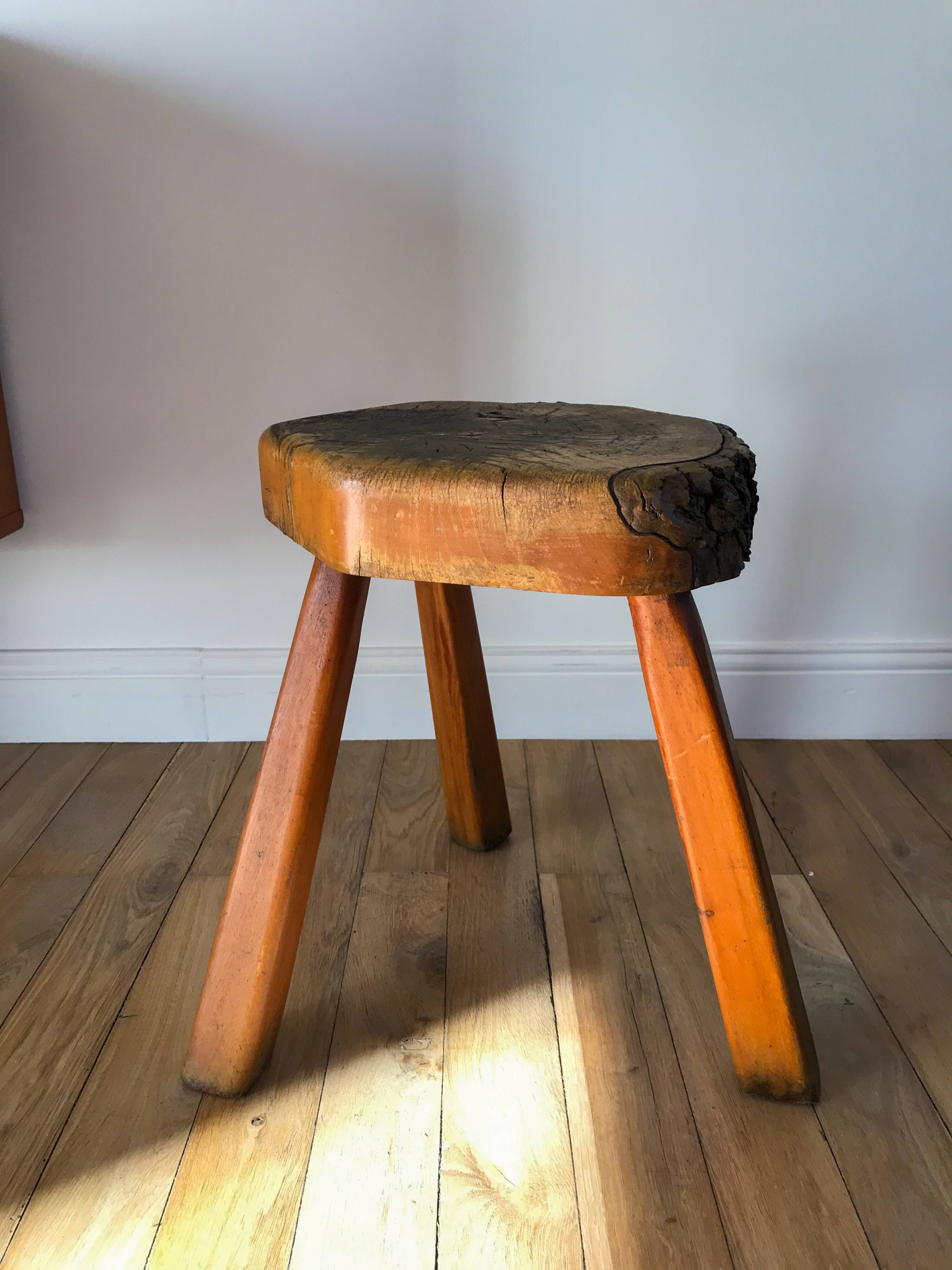 tabouret en bois style brutaliste années 30-40