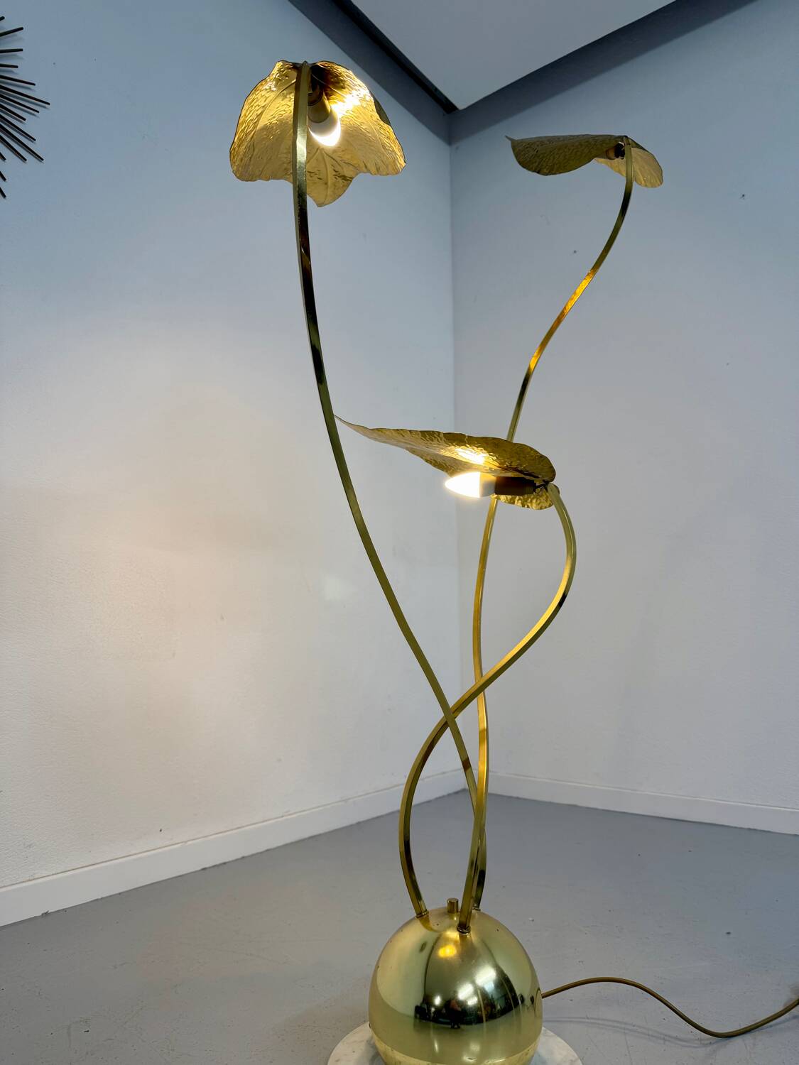 Rhubarb leaf floor lamp brass design Tomaso Barbi Italy an70