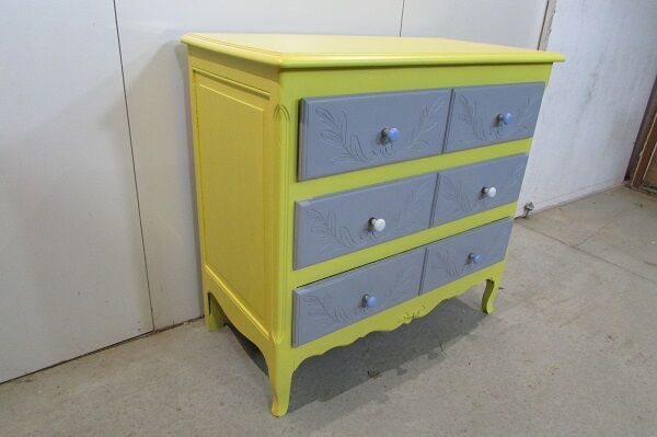 Louis XV style chest of drawers in oak