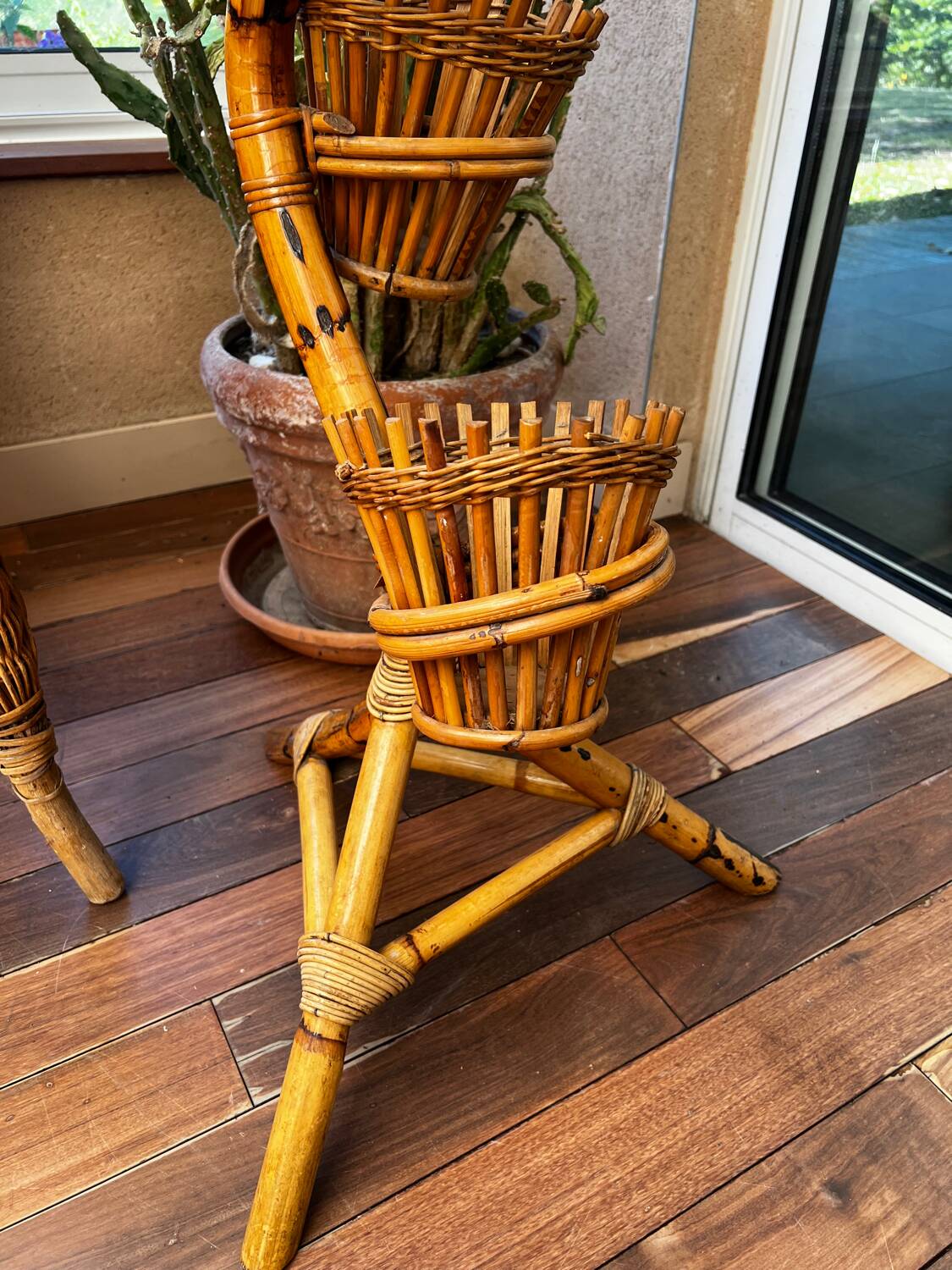Rattan cobra plant holder