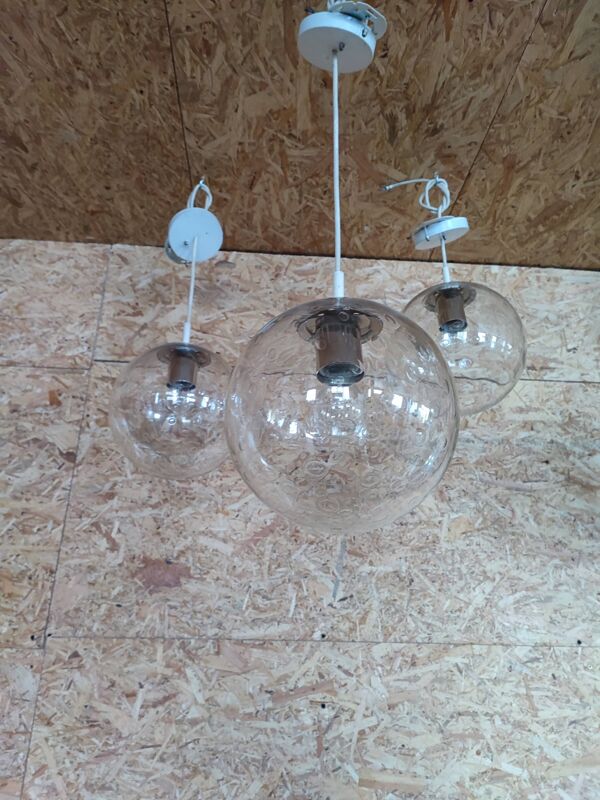 Suspension globe en verre bullé. RAAK Amsterdam