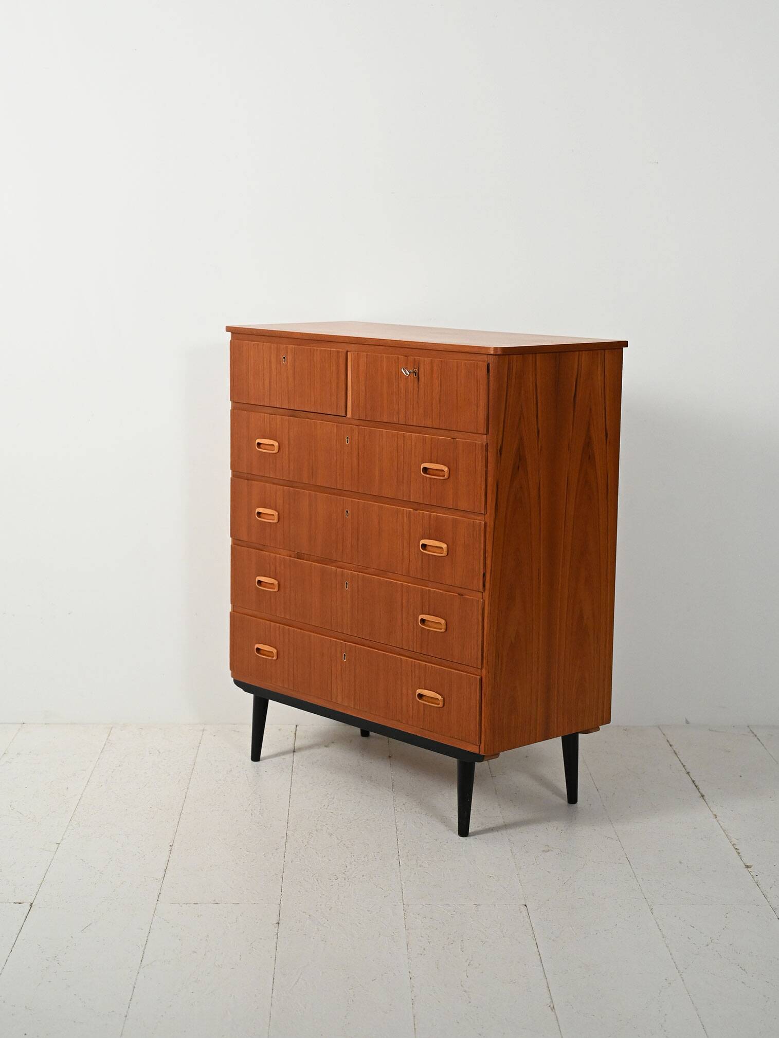 Scandinavian chest with double upper drawer