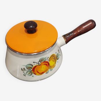 Casserole with its orange lid, white enameled metal, orange seventies floral patterns