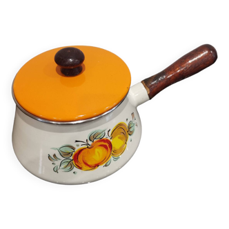 Casserole with its orange lid, white enameled metal, orange seventies floral patterns