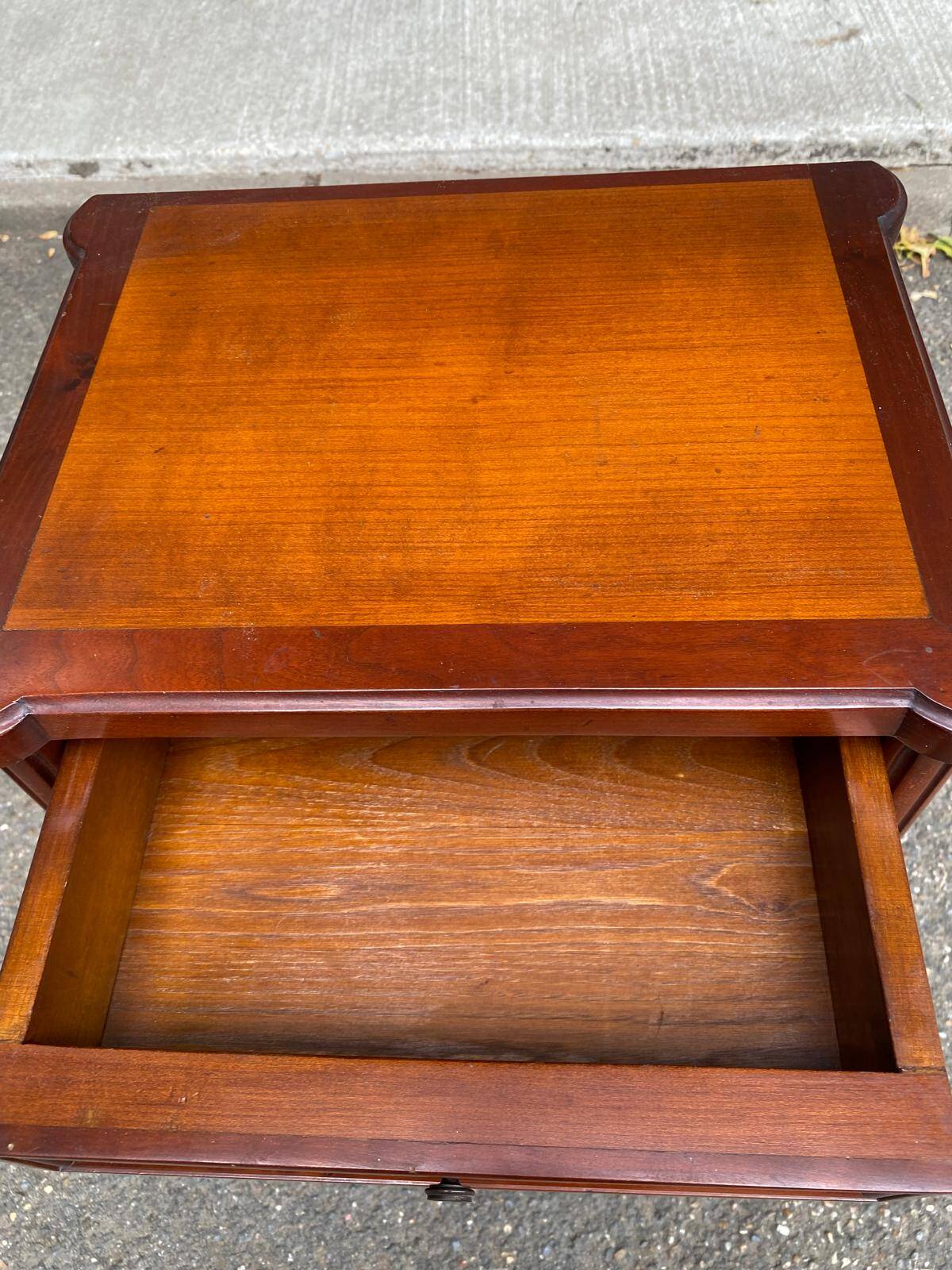 Table d'appoint chevet Style Louis XVI en merisier massif à cannelures 1960
