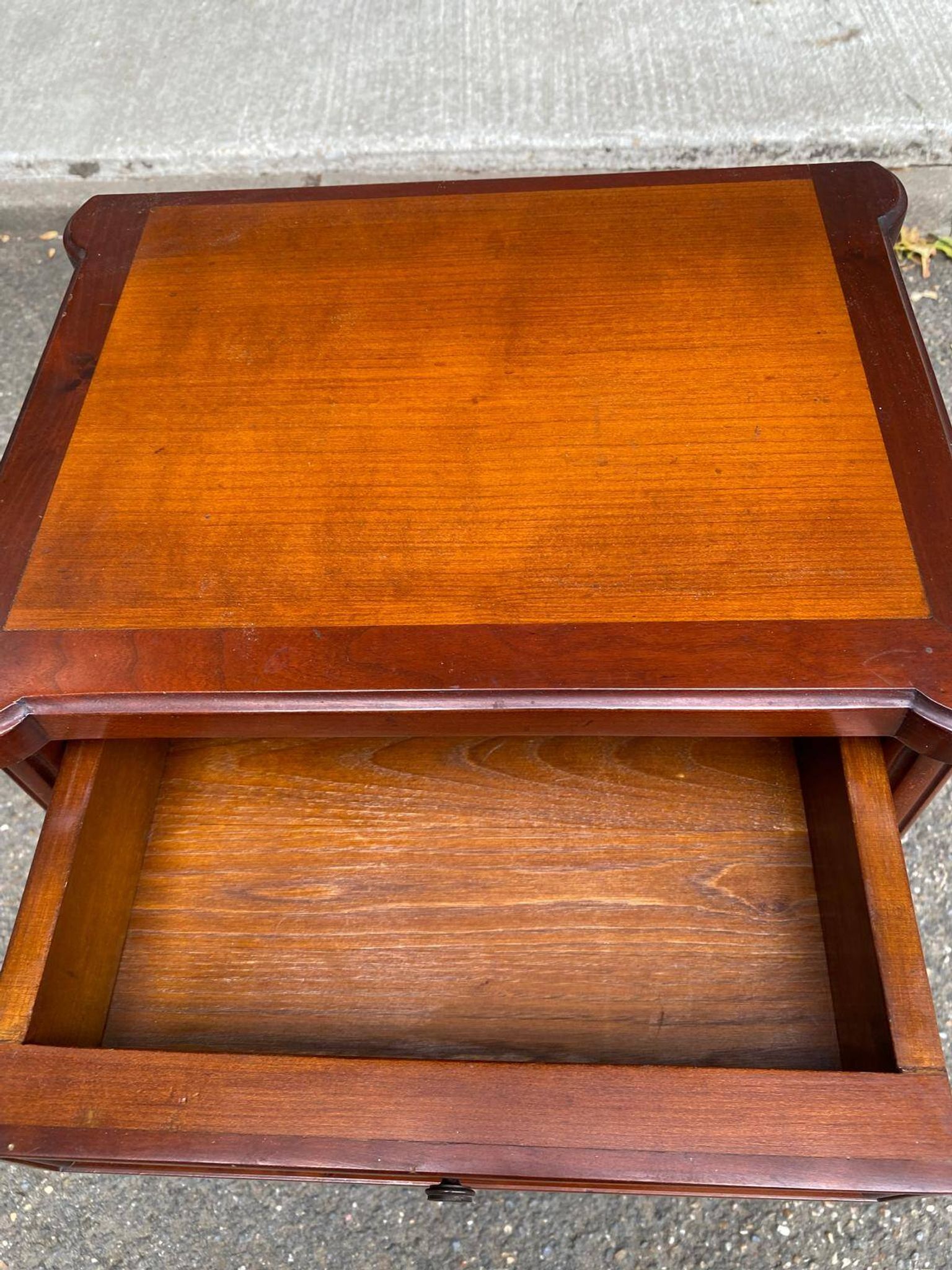 Table d'appoint chevet Style Louis XVI en merisier massif à cannelures 1960