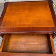 Table d'appoint chevet Style Louis XVI en merisier massif à cannelures 1960