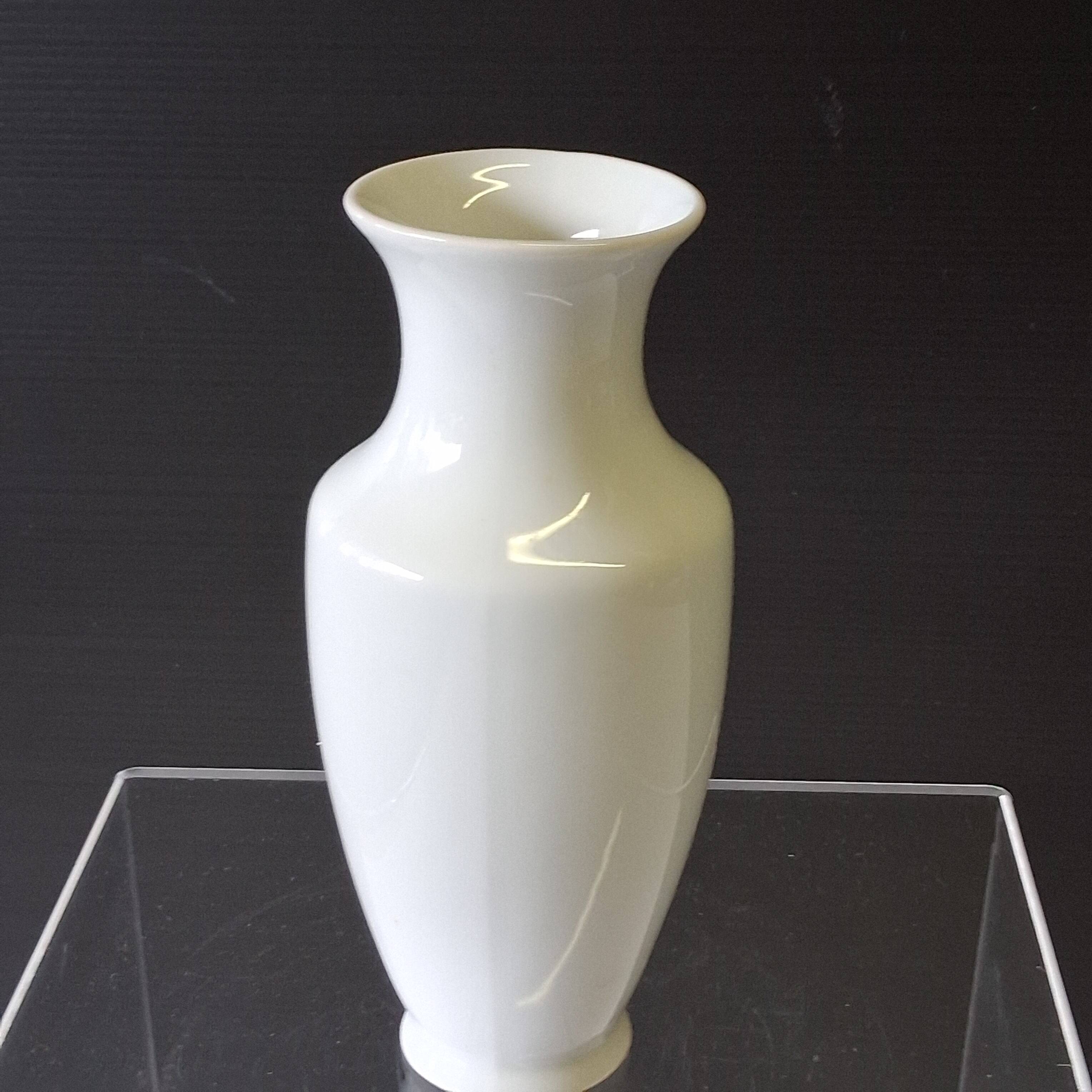 Limoges porcelain vase in very good condition.