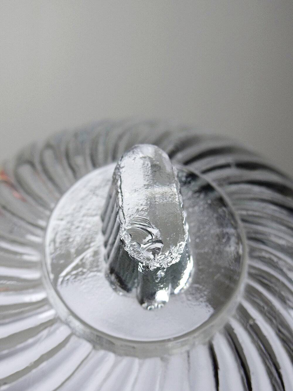 Petite cloche à dessert ou à fromage en verre pressé vintage/ancienne torsades