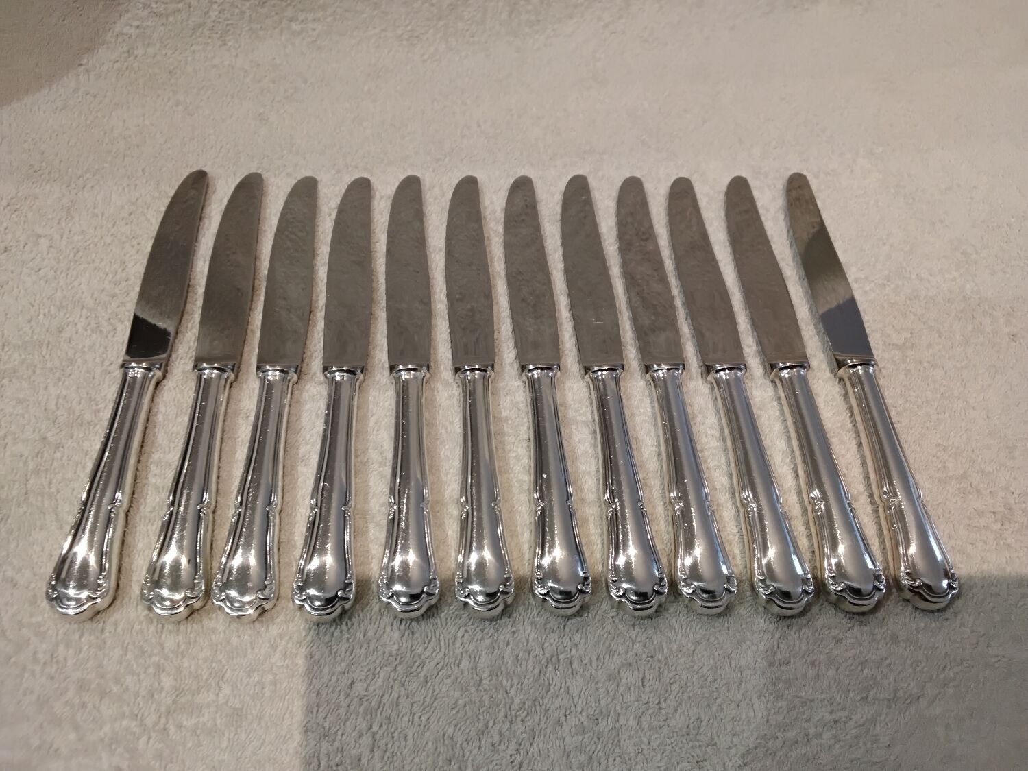 12 dessert knives with silver-plated metal handles, silversmith Ercuis Valencay