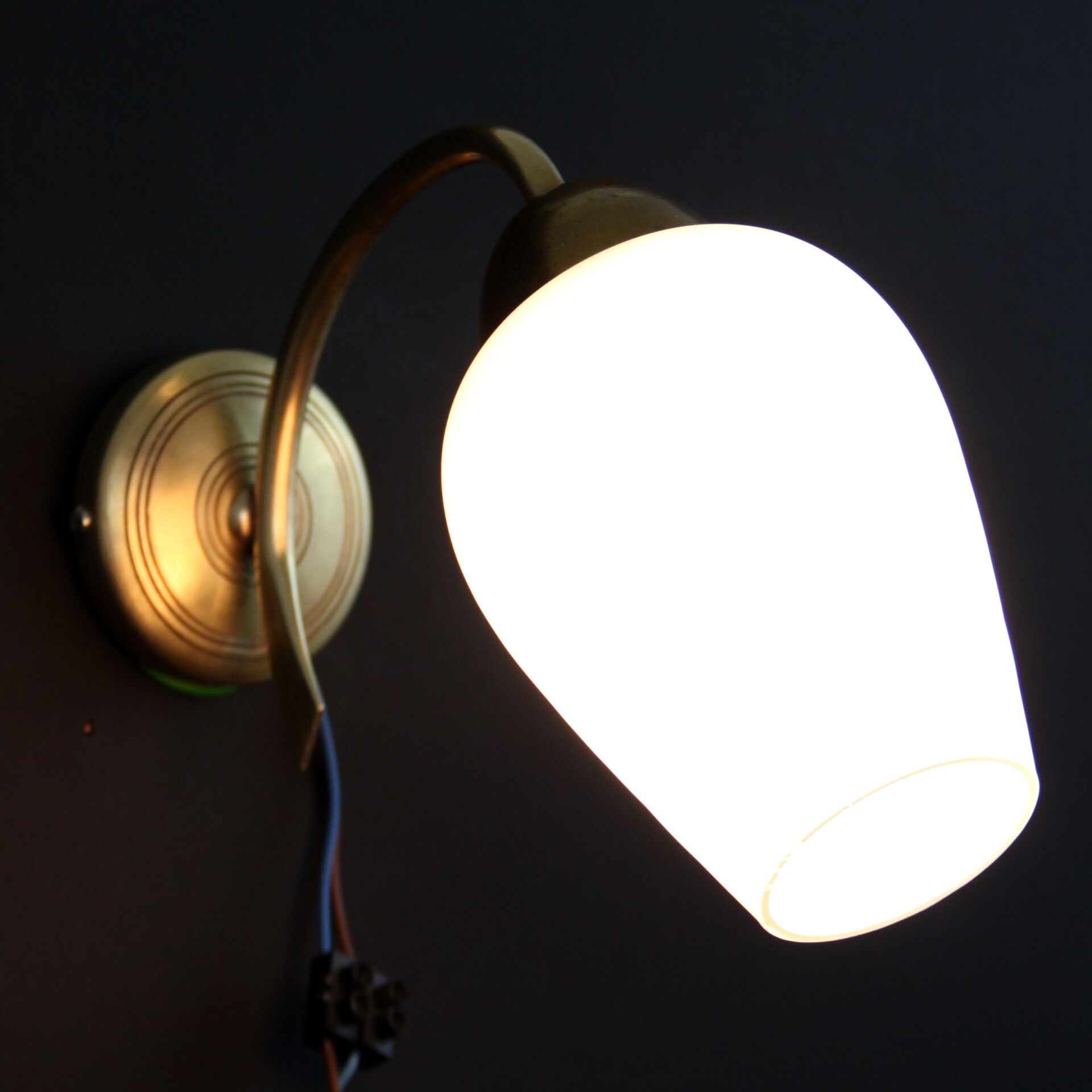 Pair of wall lamp in brass and glass white opaline, vintage
