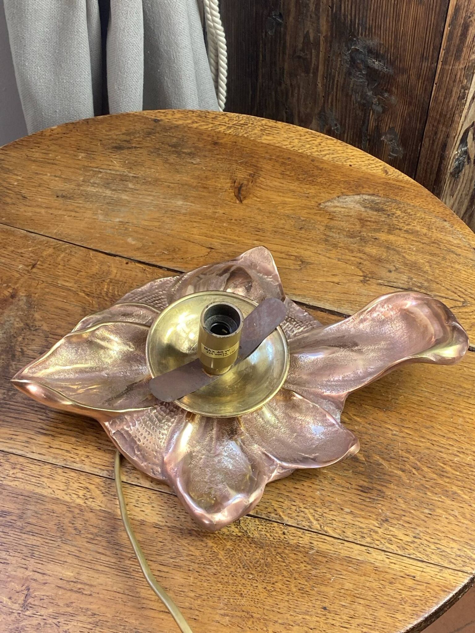 Lampe à poser, feuillage  en bronze rosé