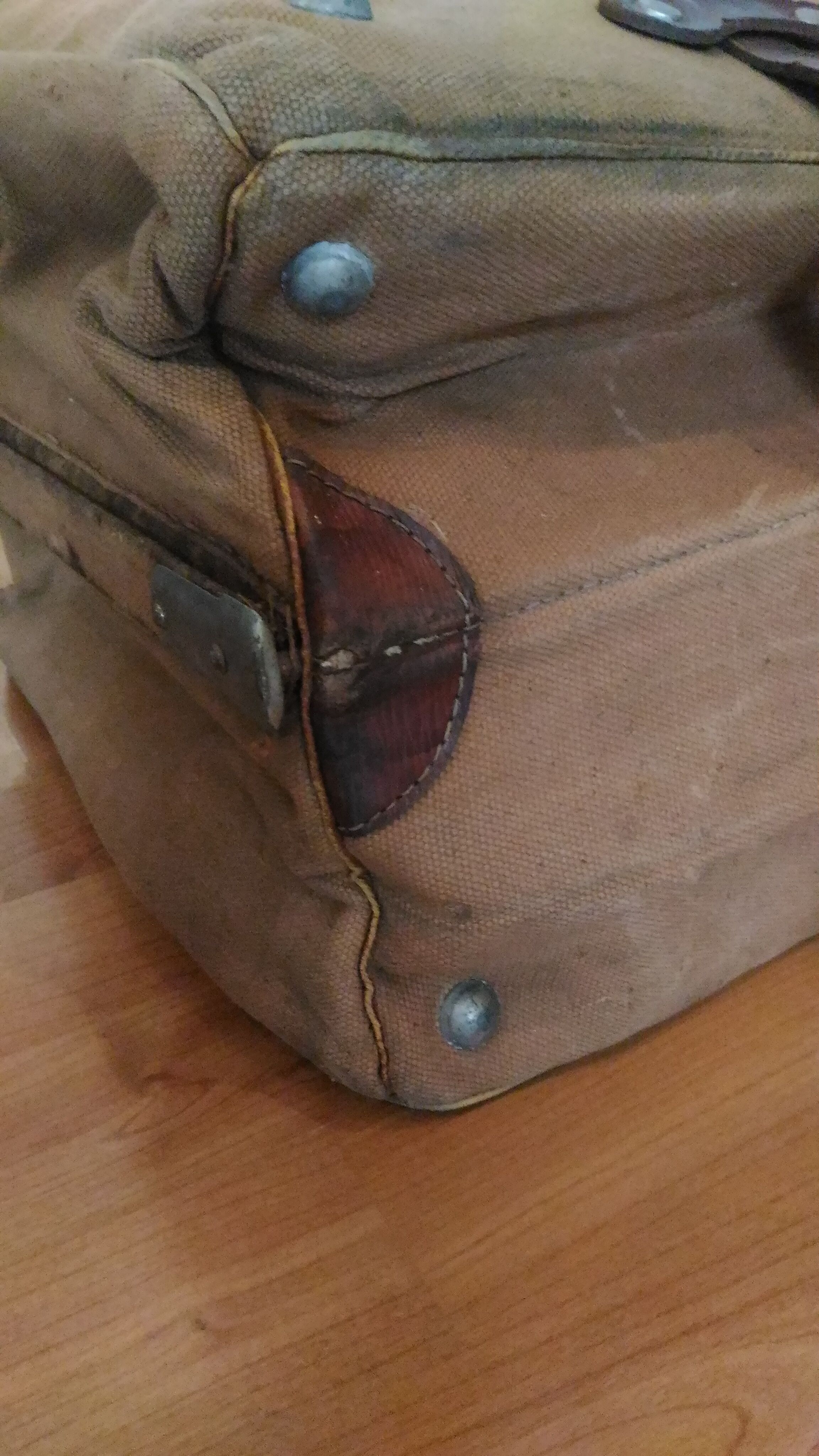 Travel suitcase