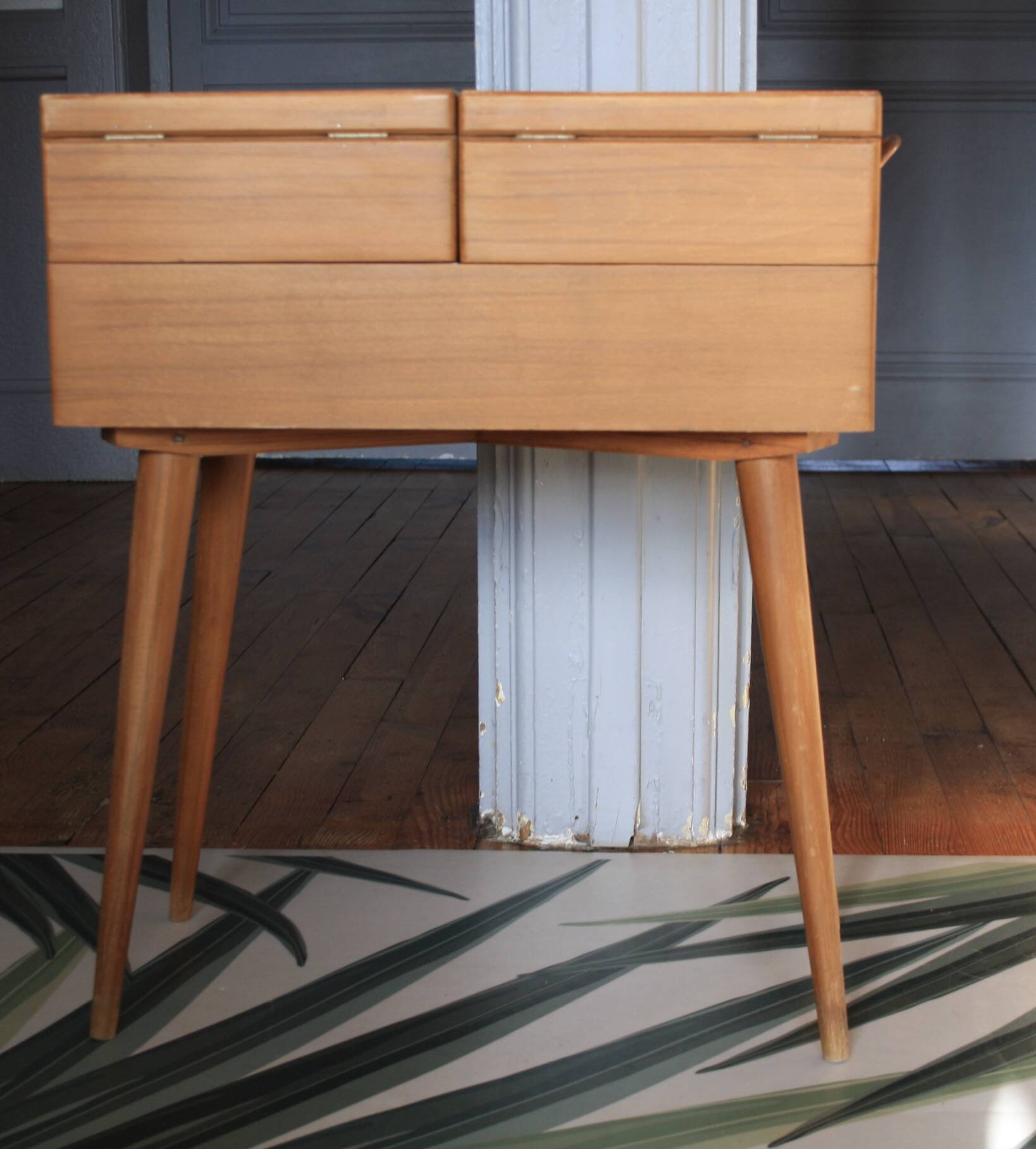 Wooden sewing worker/furniture with compass feet