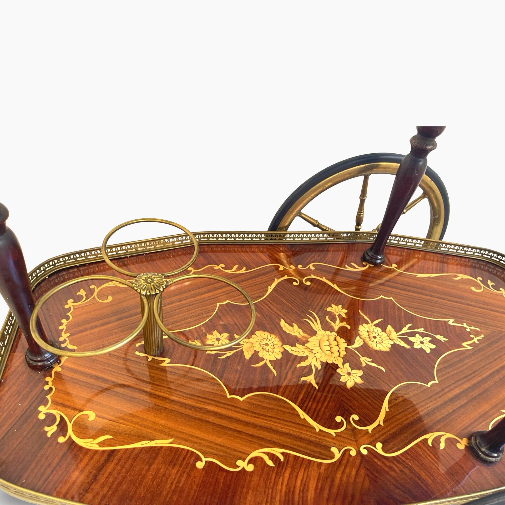 Chariot de bar en marqueterie de style Hollywood Regency italien présente des motifs floraux complexes.