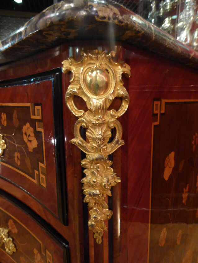 Flowers 18th century marquetry curved Dresser