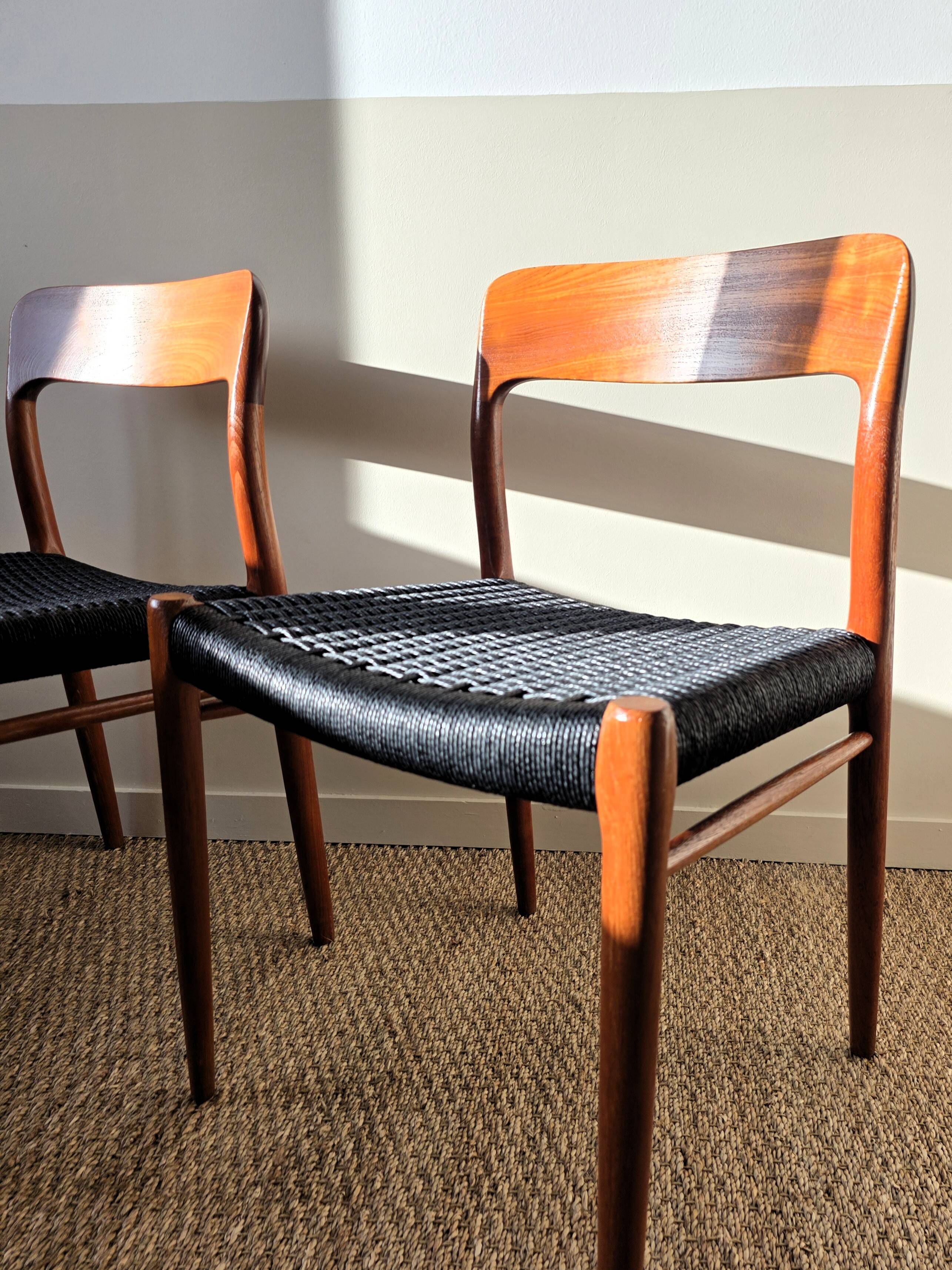 Paire de chaises Niels O. Møller modèle 75 – teck & cordage noir refait