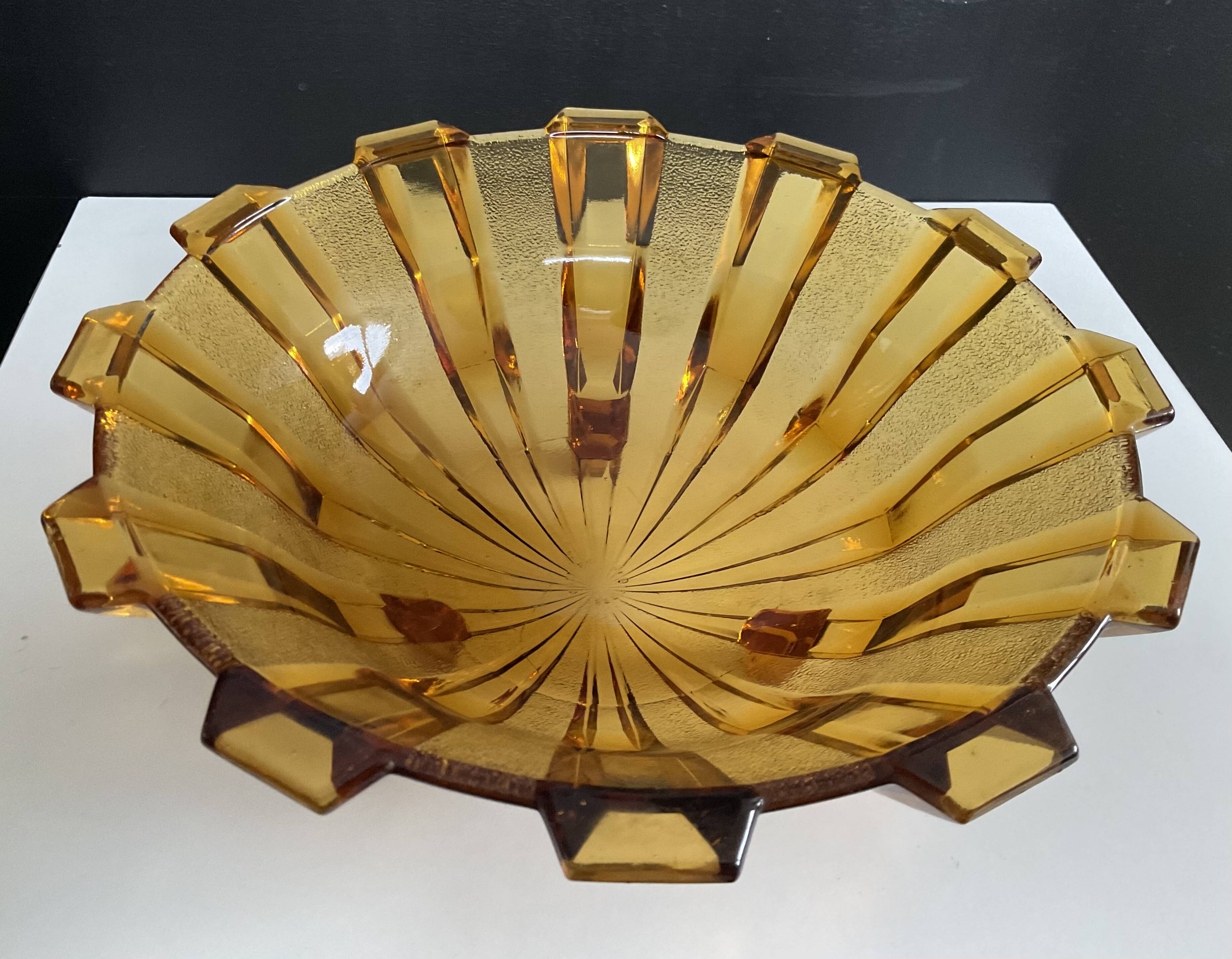 Coupe Art déco en verre ambré