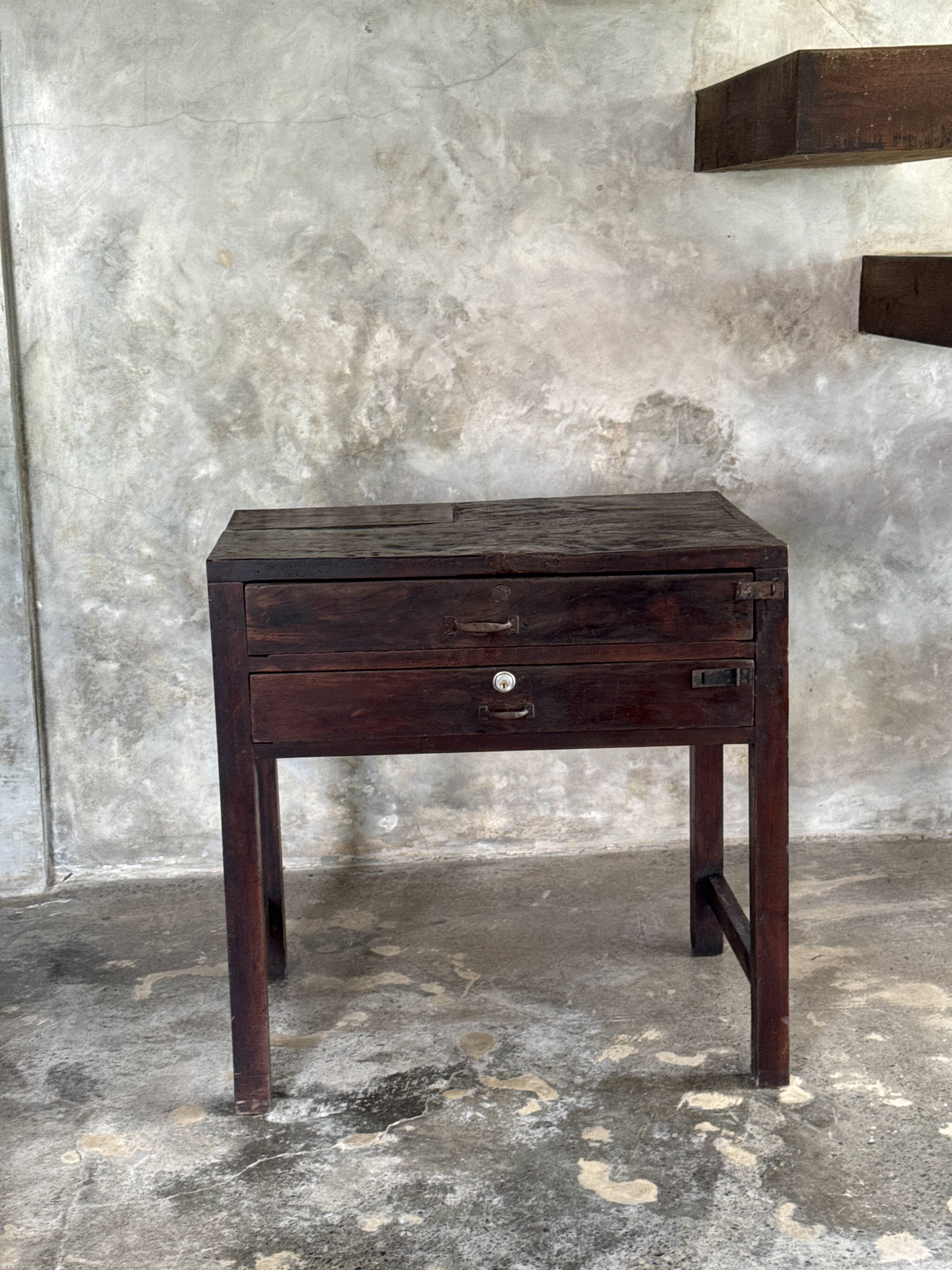 Meuble de métier ancien indonésien en teck à deux tiroirs H80,5 L79,5x51