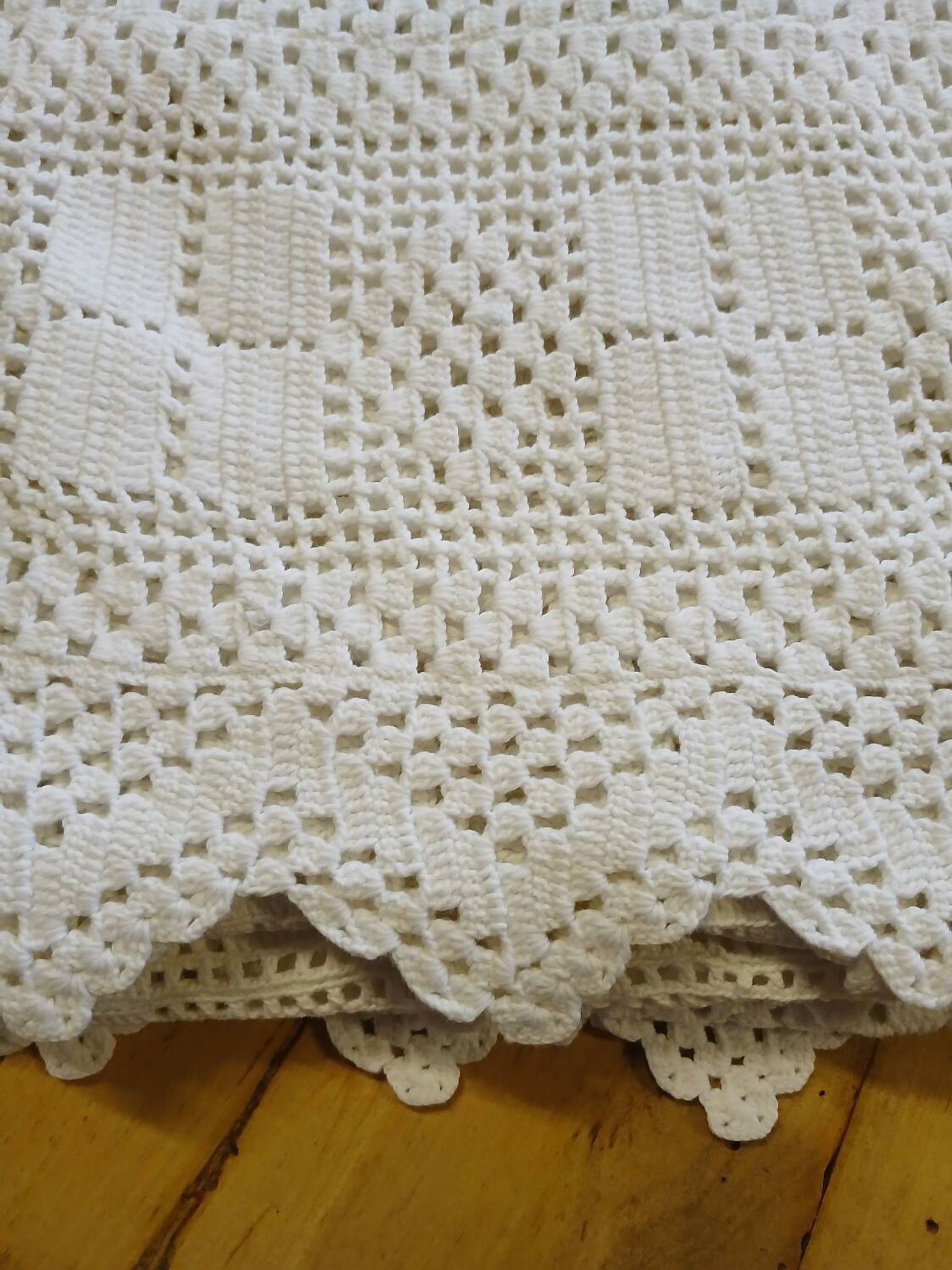 Dessus de lit / nappe / rideau ancien en crochet