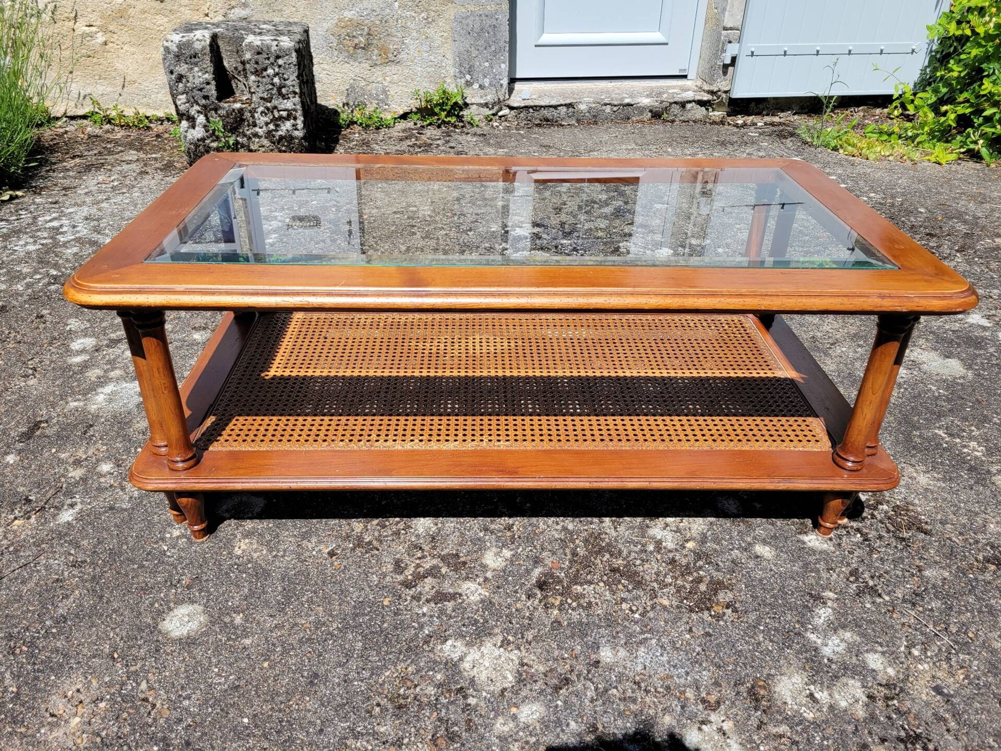 Table basse en merisier, verre et cannage