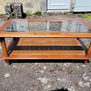 Table basse en merisier, verre et cannage