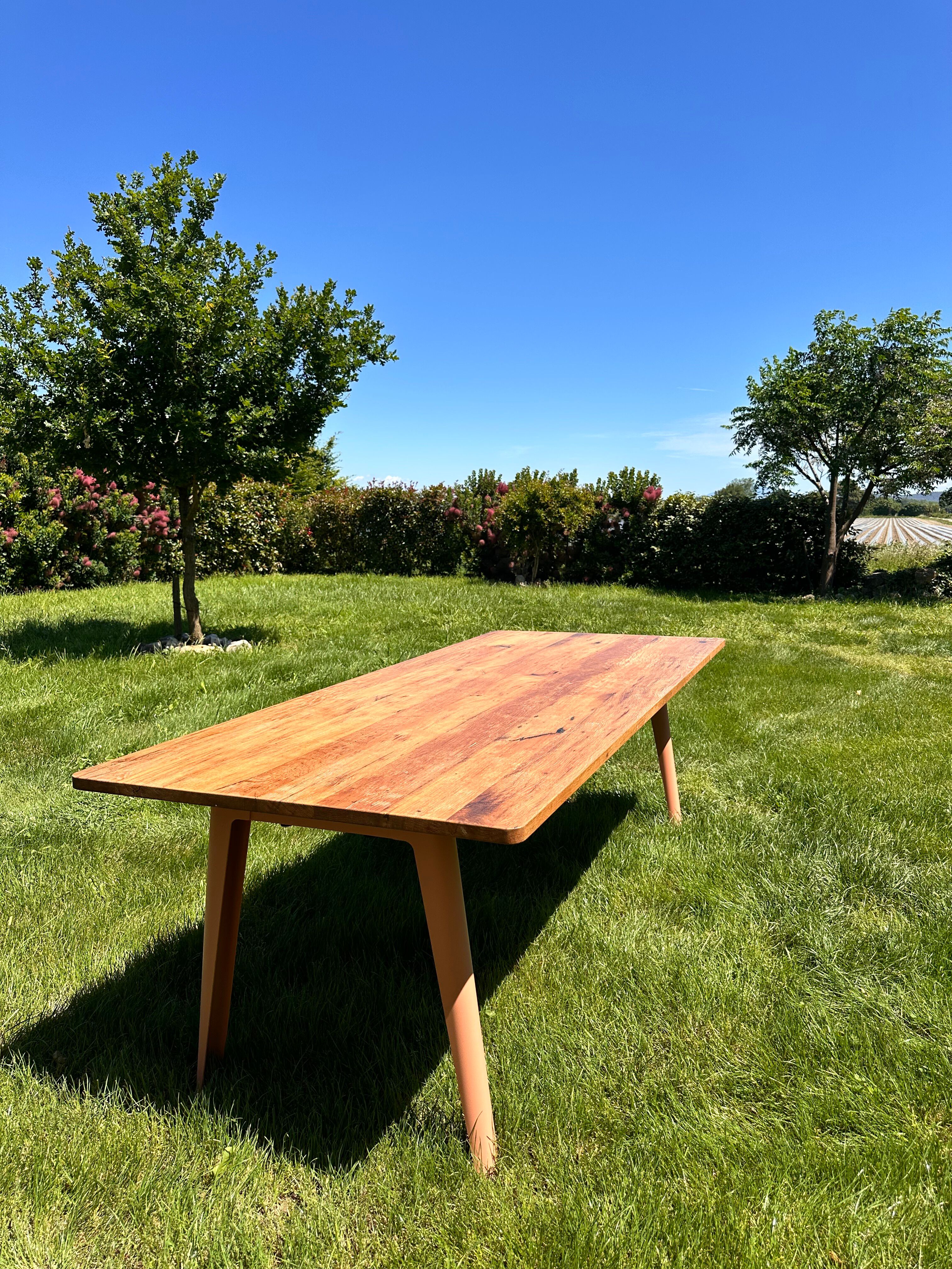 Dining table tip toe for 10 people.
