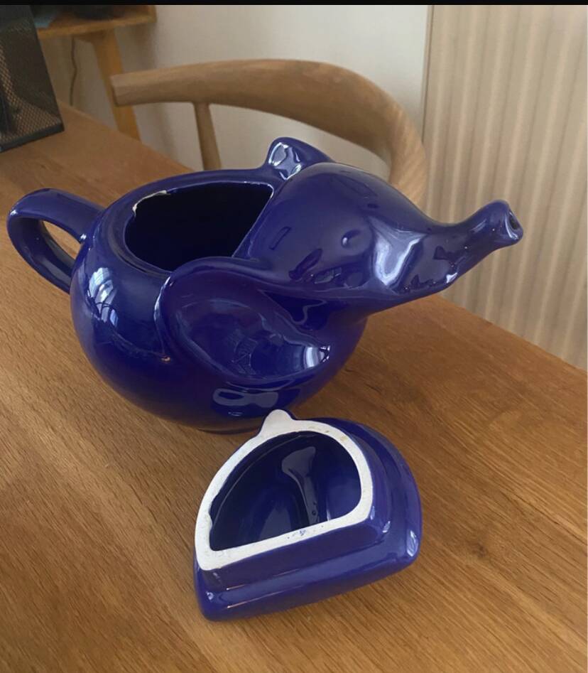 Théière éléphant en céramique bleue
