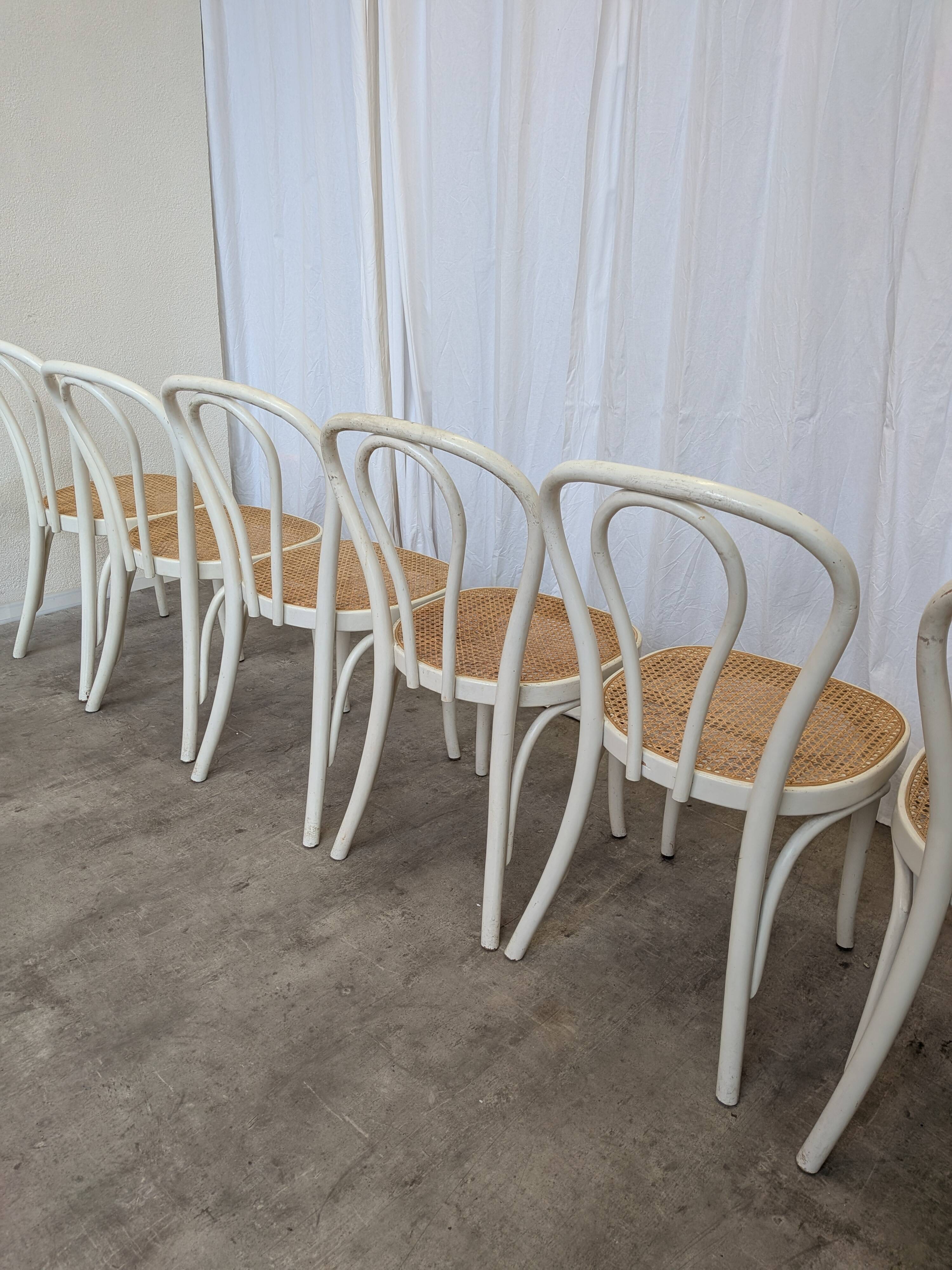 Ensemble de 6 chaises de salle à manger vintage de style Thonet : bois blanc et assise en cannage.